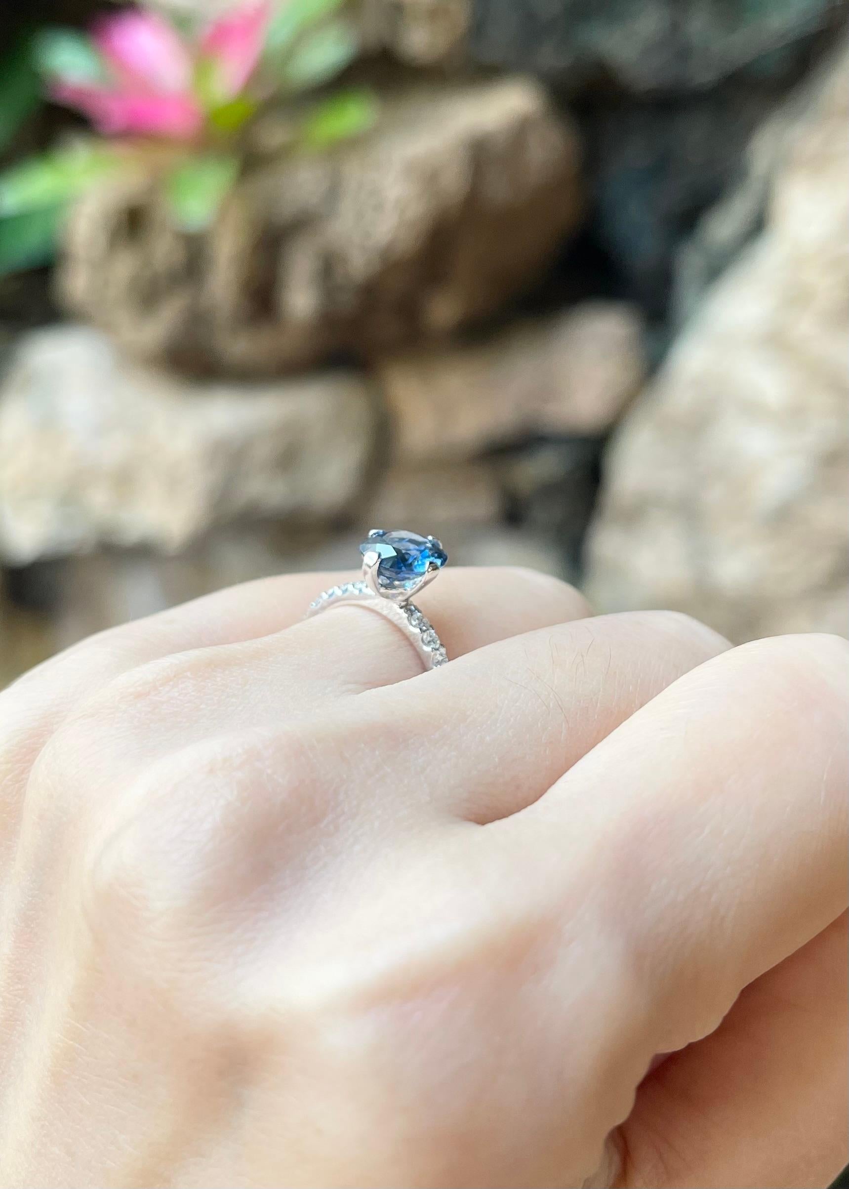 Donna Anello con zaffiro blu non riscaldato e diamante incastonato in oro bianco 18 carati in vendita