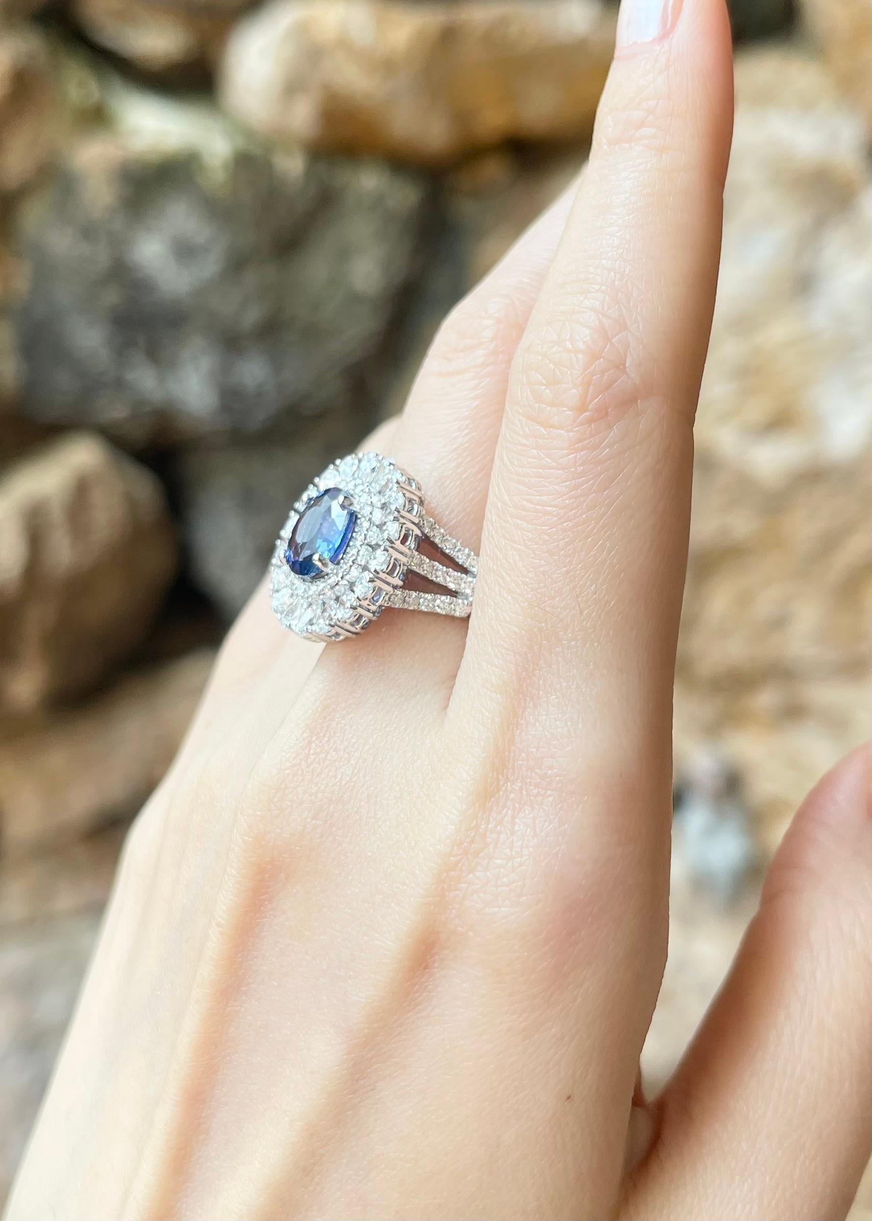 Unheated Blue Sapphire with Diamond Ring set in 18K White Gold Settings en Nuevo estado para la venta en Bangkok, TH