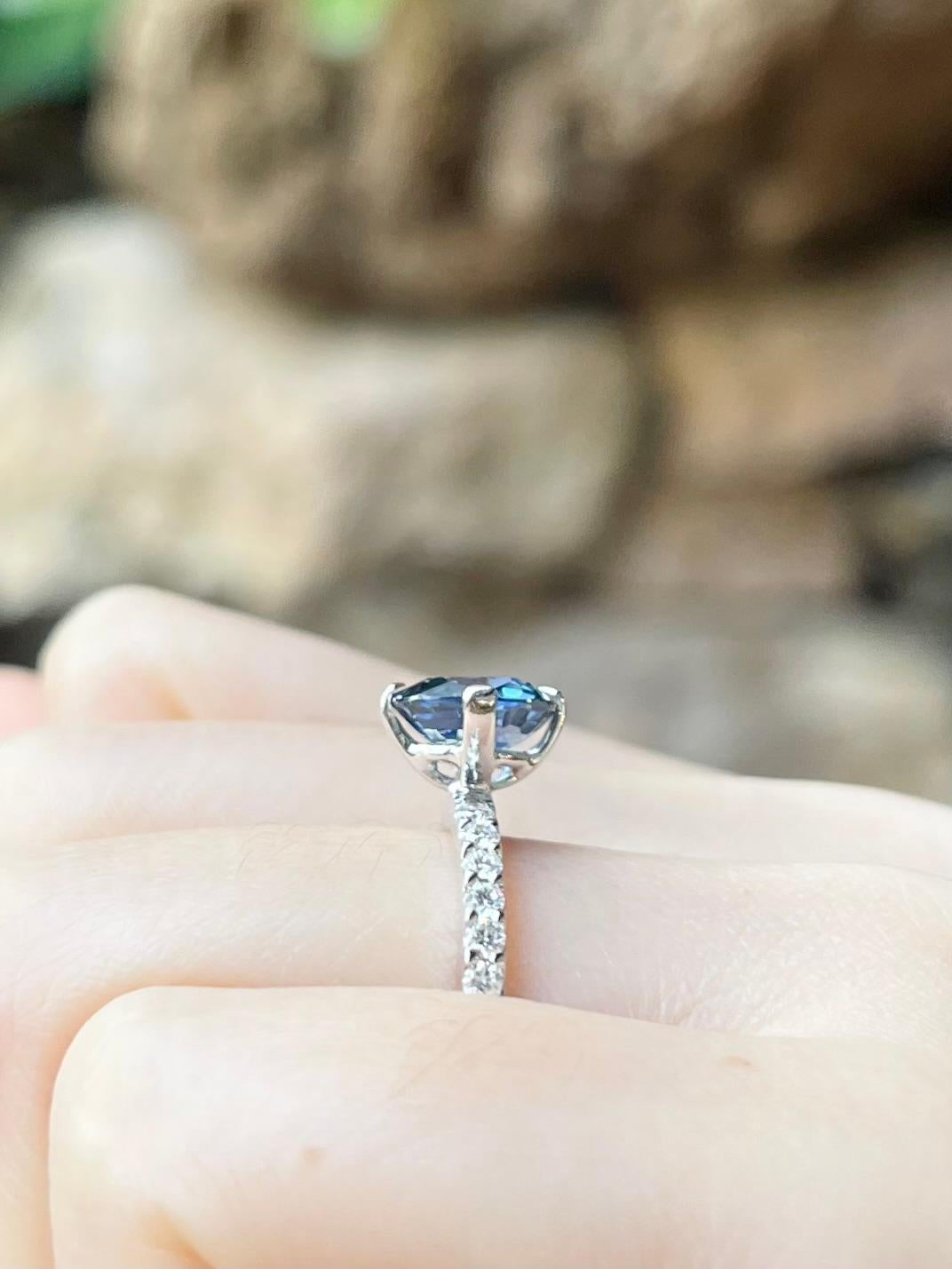 Anello con zaffiro blu non riscaldato e diamante incastonato in oro bianco 18 carati in vendita 1