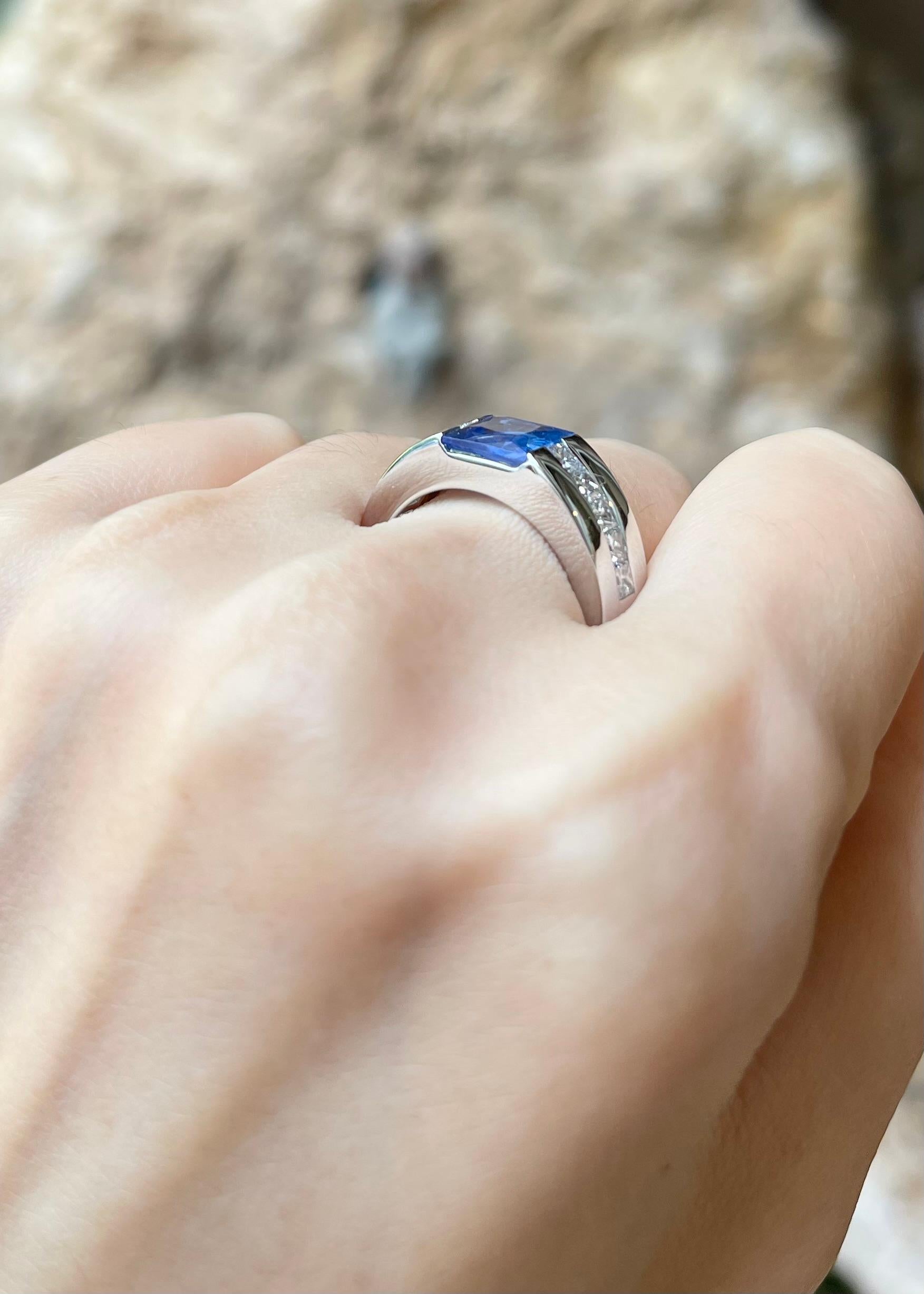 Femenino o masculino Anillo de zafiro azul no calentado con diamante engastado en oro blanco de 18 quilates en venta
