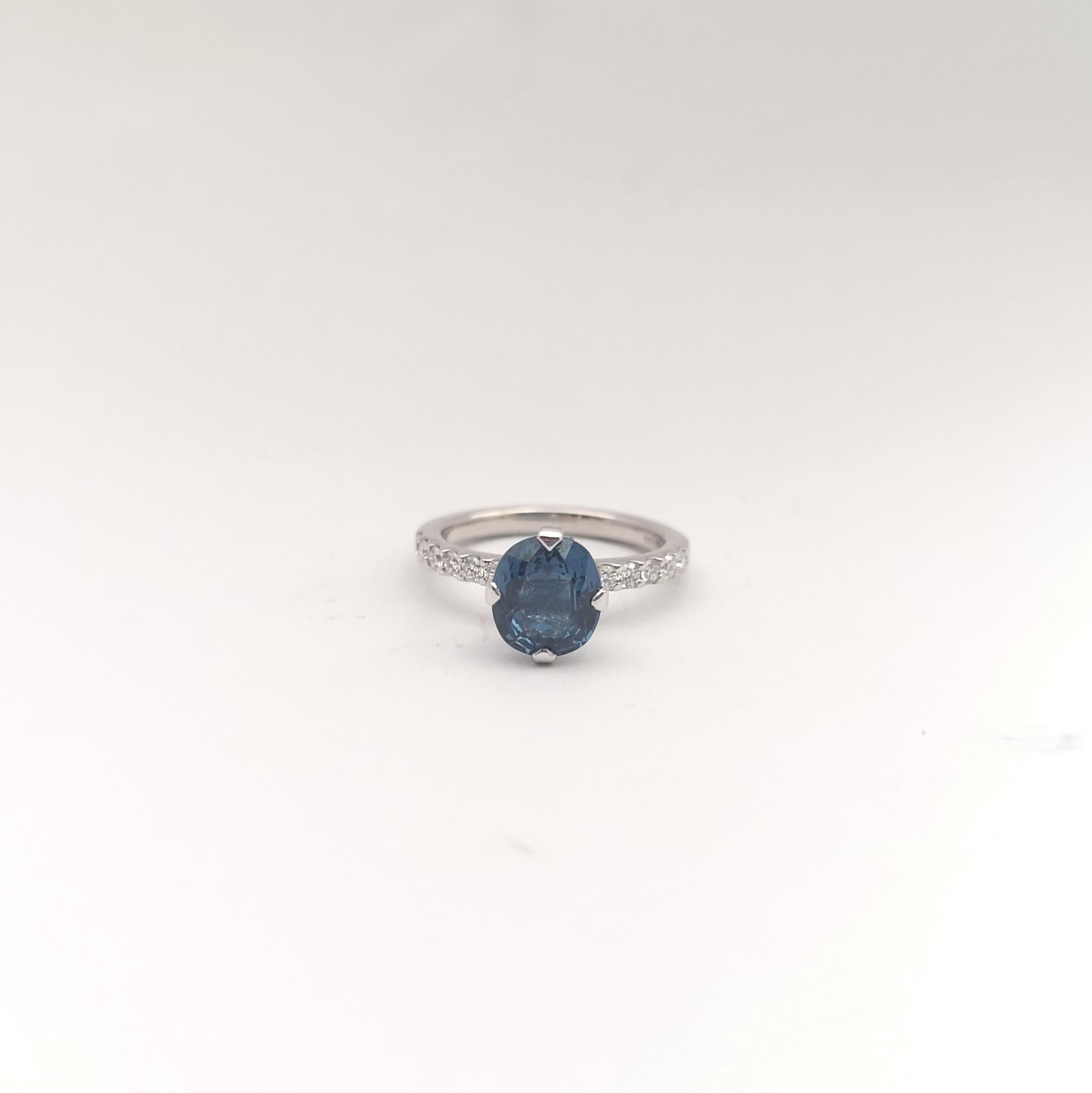 Anello con zaffiro blu non riscaldato e diamante incastonato in oro bianco 18 carati in vendita 2