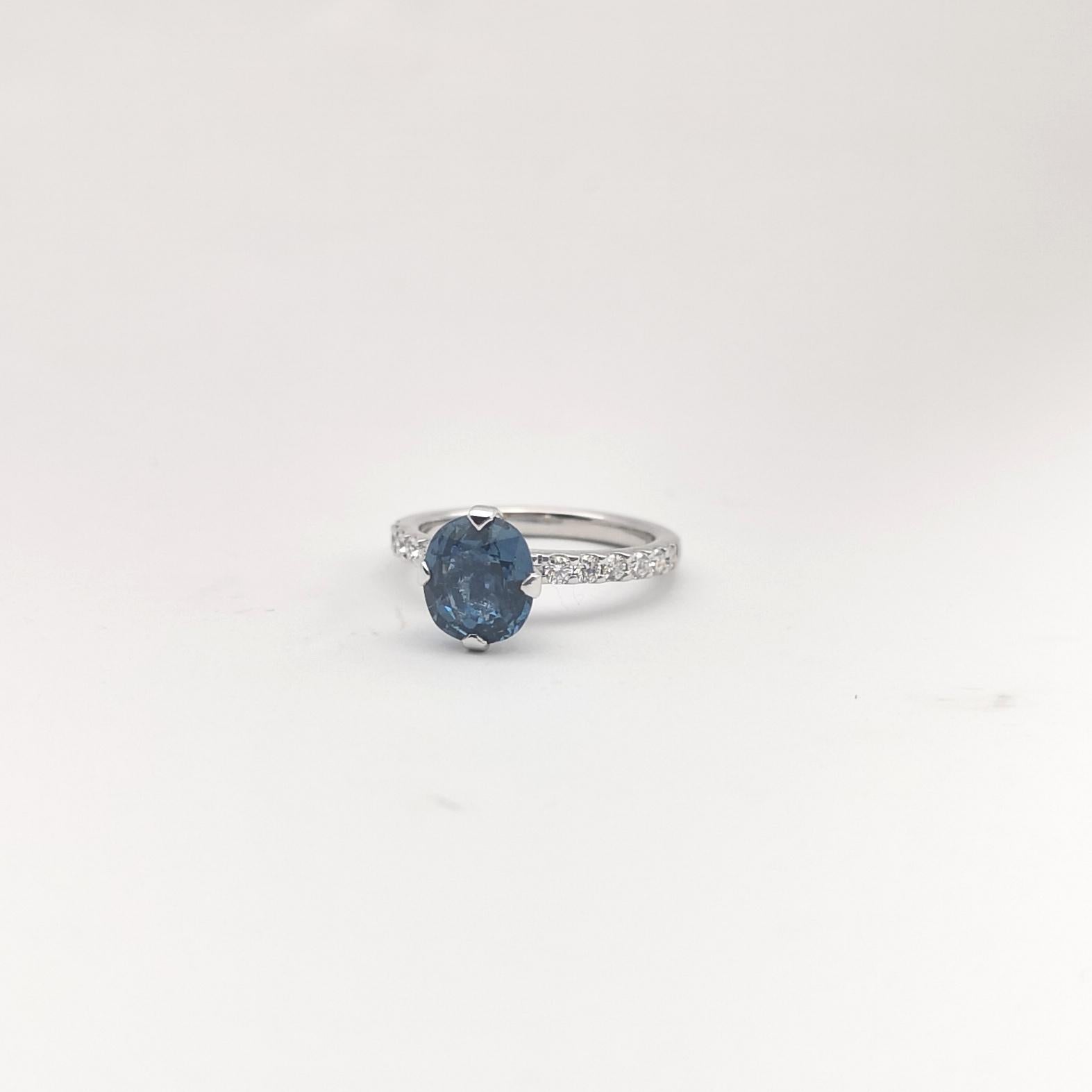 Anello con zaffiro blu non riscaldato e diamante incastonato in oro bianco 18 carati in vendita 3