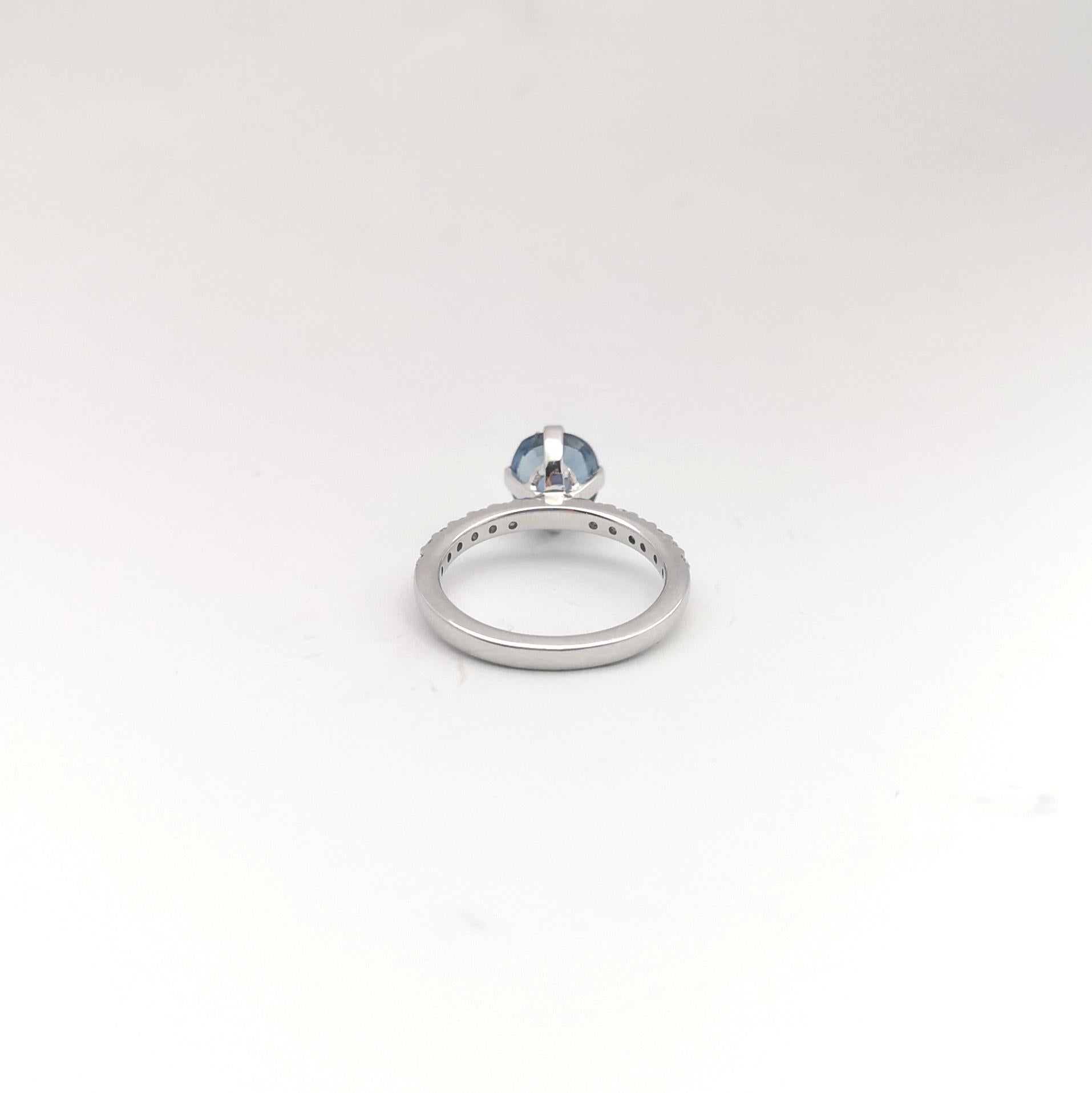 Anello con zaffiro blu non riscaldato e diamante incastonato in oro bianco 18 carati in vendita 4