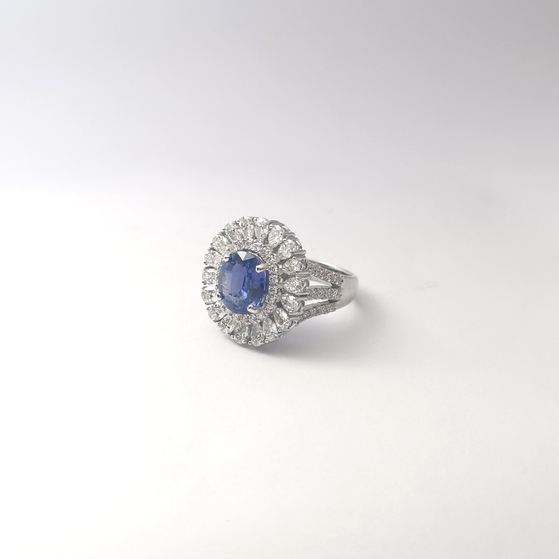 Unheated Blue Sapphire with Diamond Ring set in 18K White Gold Settings en venta 3