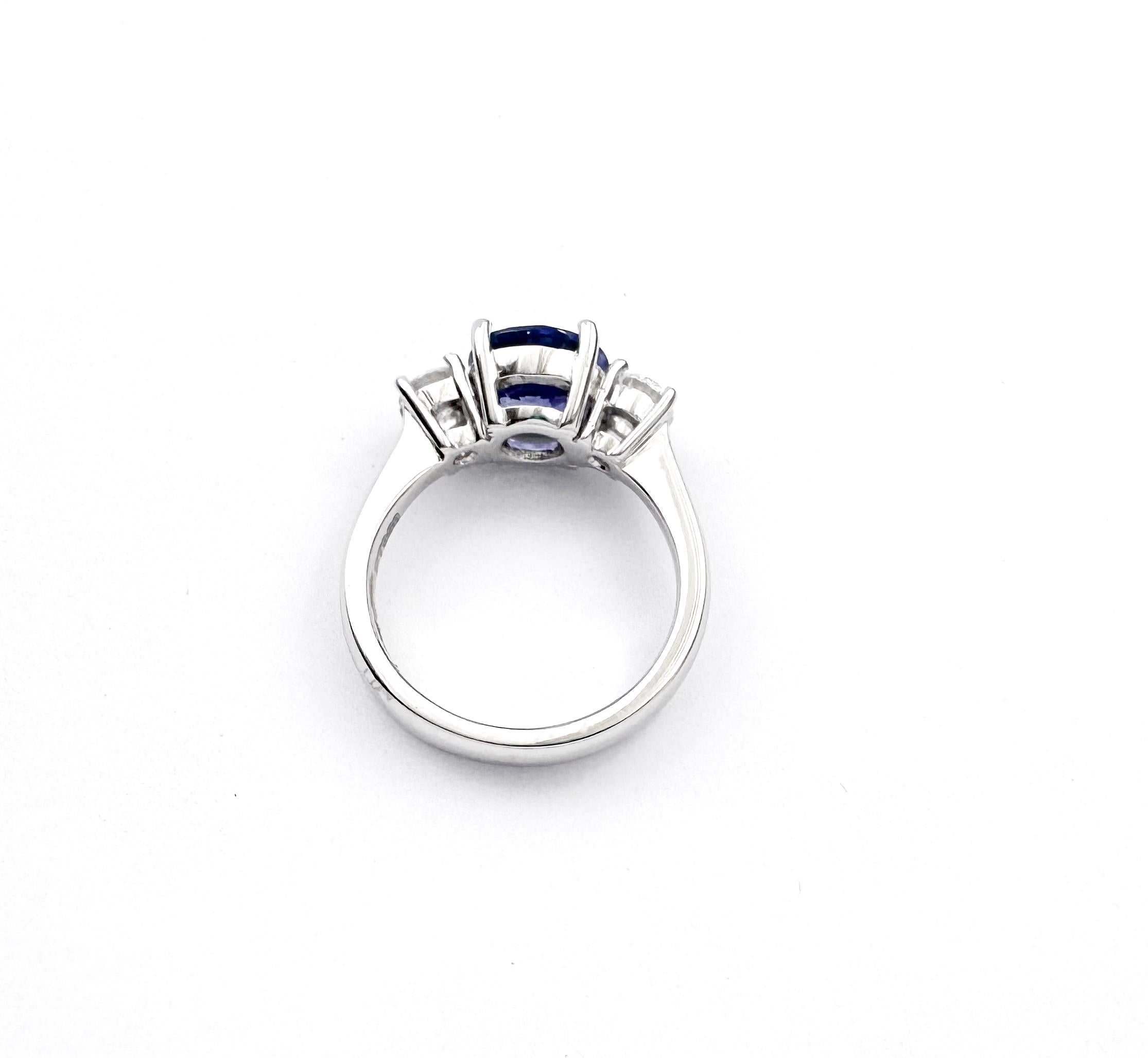 Unheated Blue Sapphire with Diamond Ring set in Platinum 950 Settings en vente 5