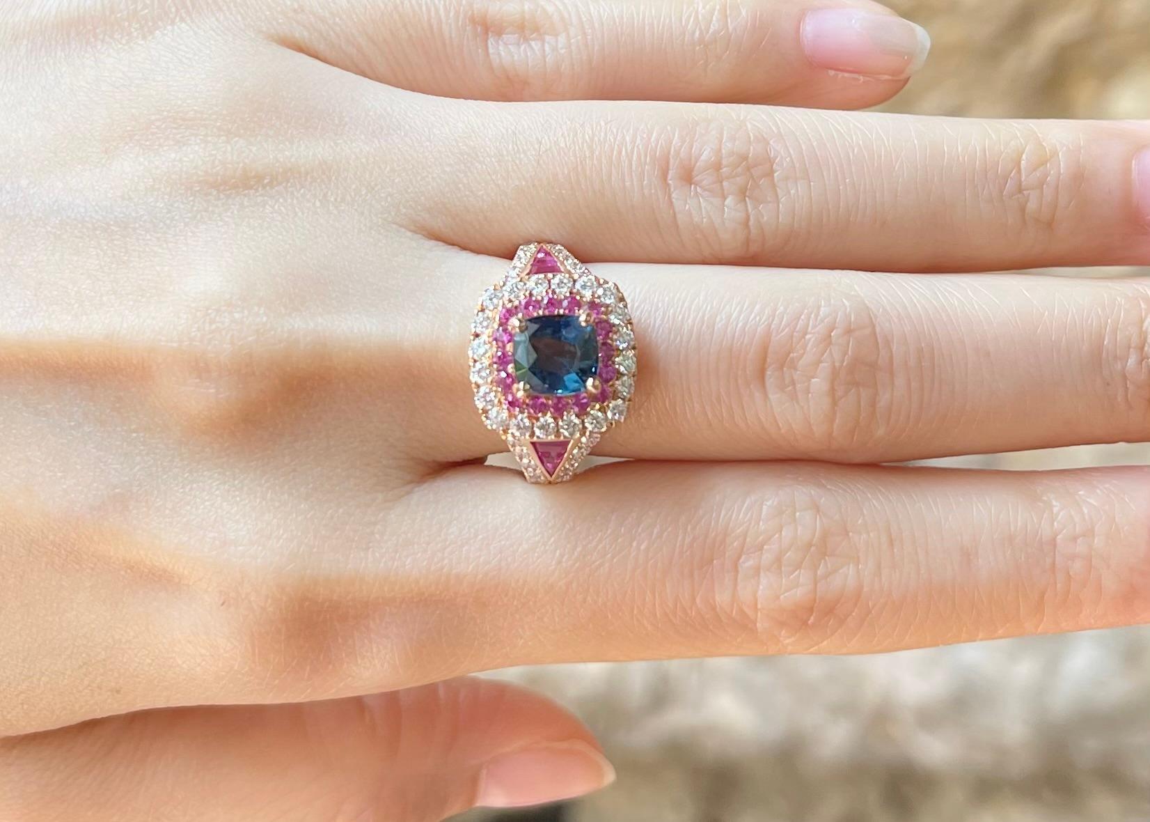 Unheated Blue Sapphire with Pink Sapphire and Diamond Ring set in 18K Rose Gold Contemporáneo en venta
