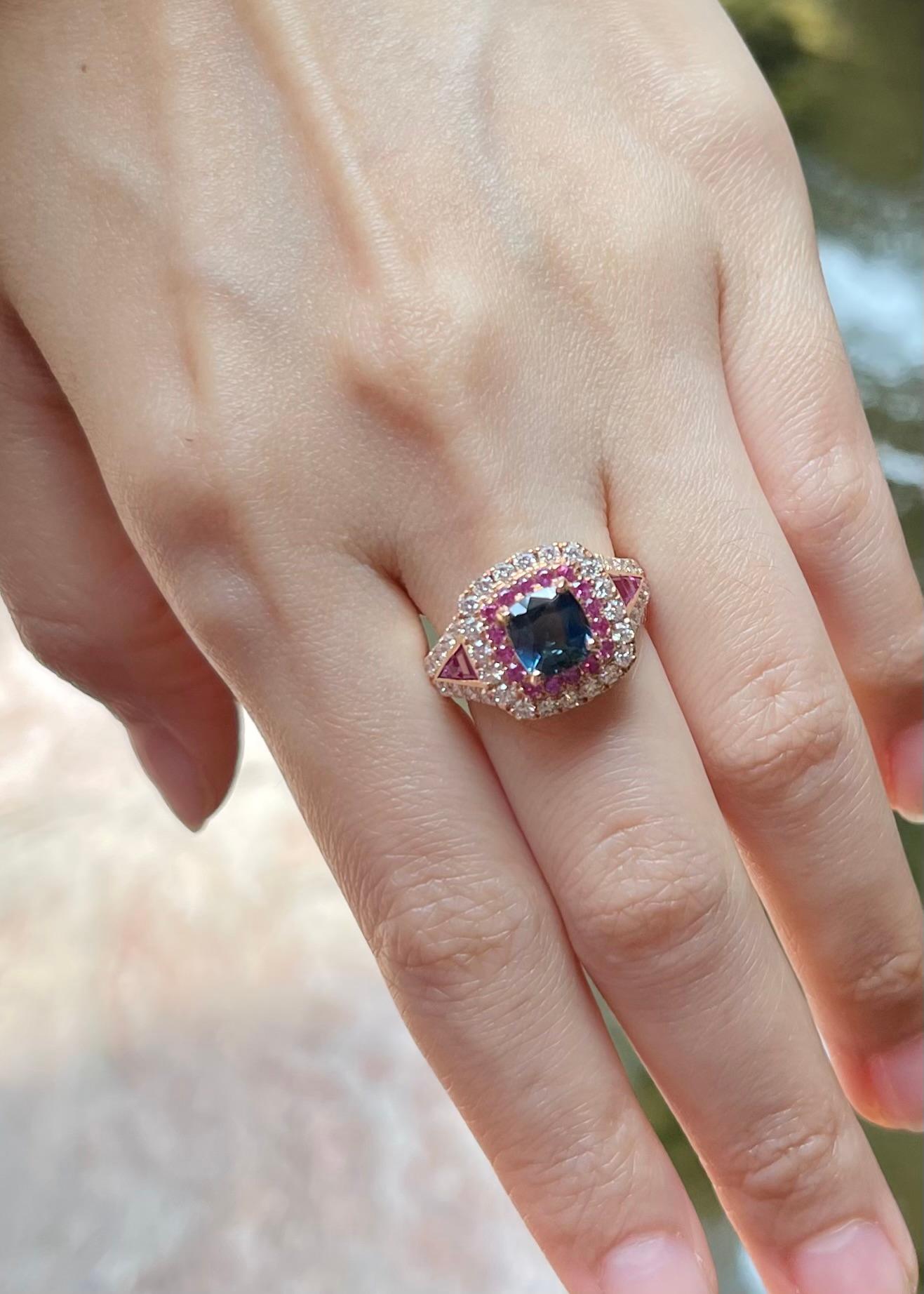 Unheated Blue Sapphire with Pink Sapphire and Diamond Ring set in 18K Rose Gold Corte cojín en venta