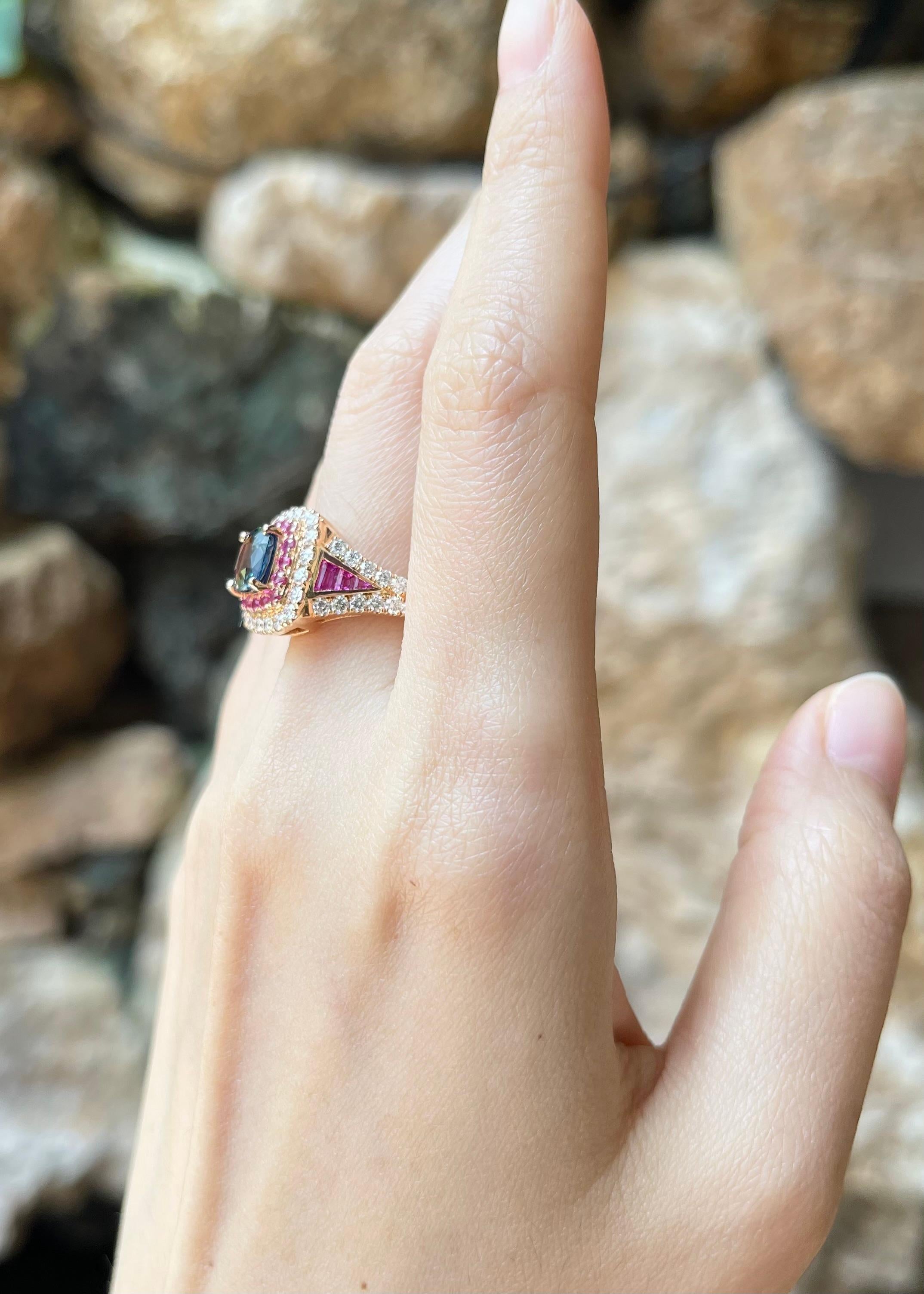 Unheated Blue Sapphire with Pink Sapphire and Diamond Ring set in 18K Rose Gold en Nuevo estado para la venta en Bangkok, TH