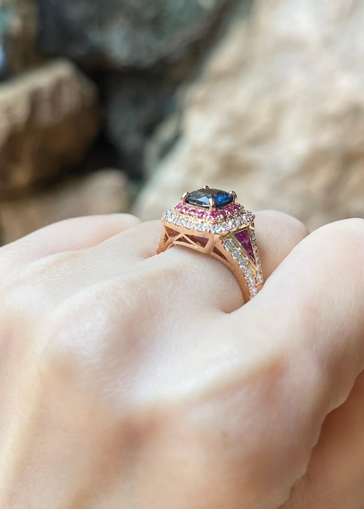Femenino o masculino Unheated Blue Sapphire with Pink Sapphire and Diamond Ring set in 18K Rose Gold en venta