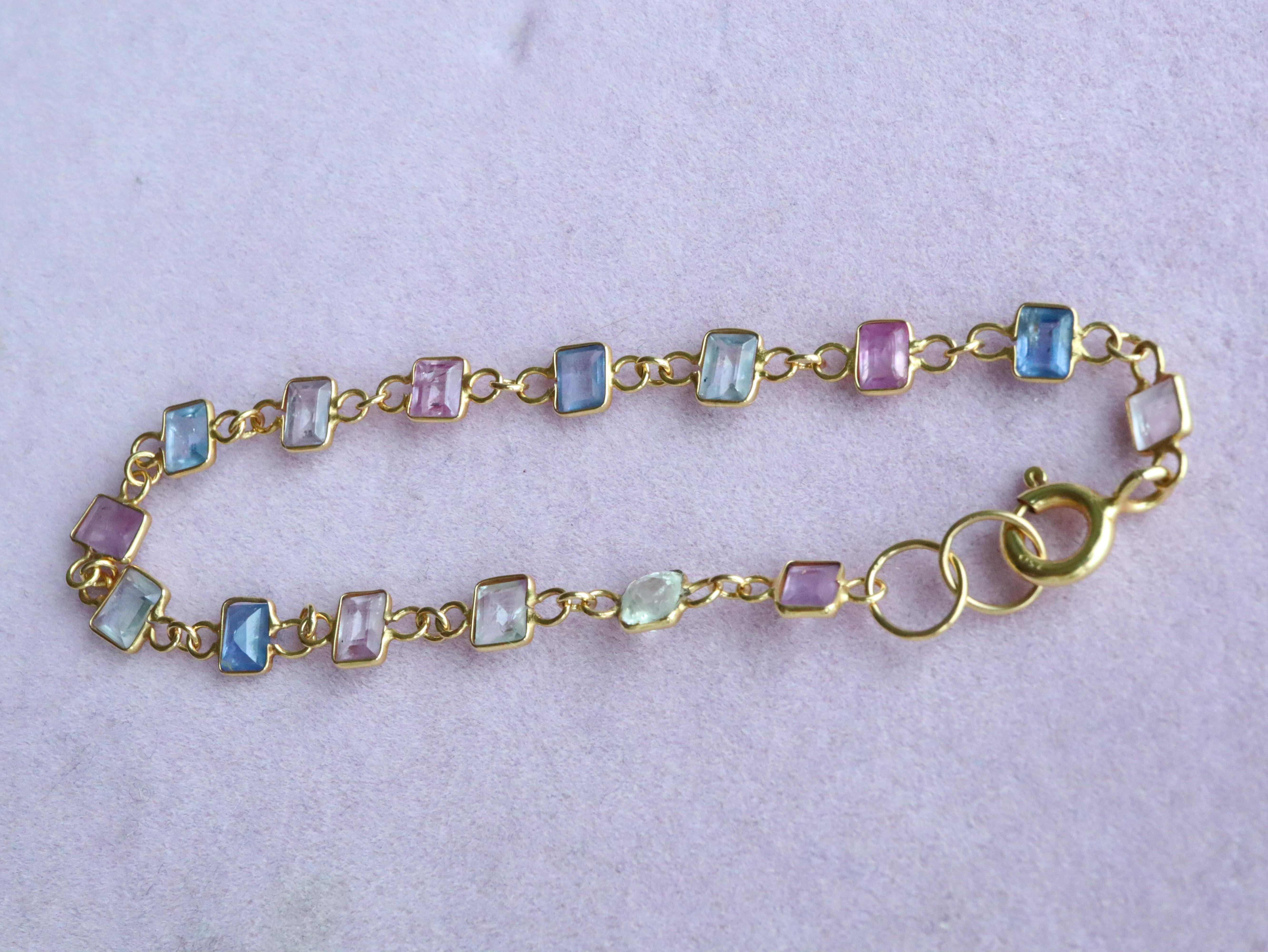 *Questo articolo è un oggetto usato.

Bracciale in oro massiccio 18 carati con zaffiro Burma Fancy Color non riscaldato

Lunghezza del braccialetto - 6,5~7 pollici

15 pezzi di zaffiri - 4,5Ct (circa)

Oro massiccio 18k (netto) - 2,27 grammi

Peso