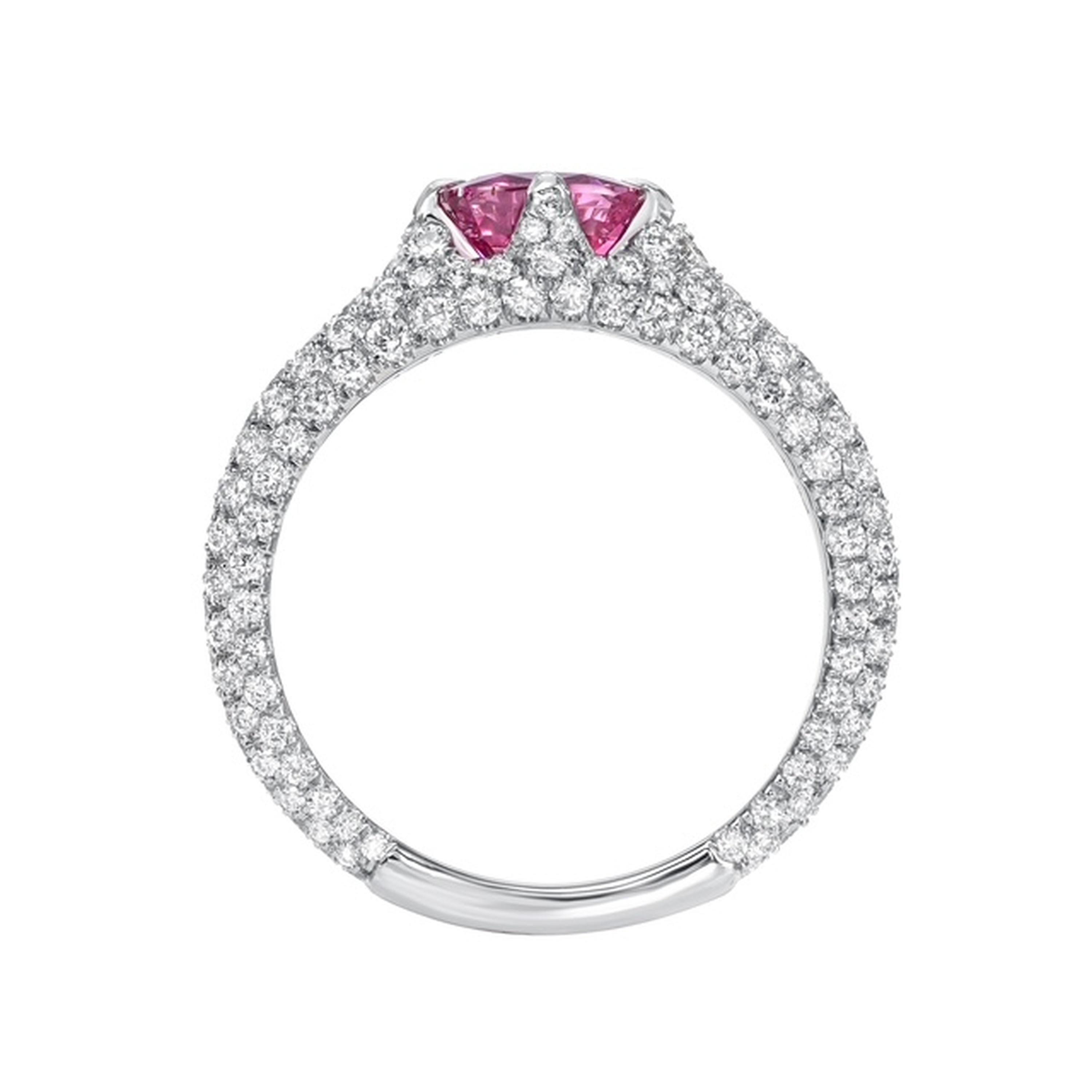 Meraviglioso anello di platino con zaffiro lilla birmano non riscaldato da 1,19 carati: Un regalo romantico di eleganza senza tempo da Merkaba Jewelry Beverly Hills.

Celebra l'amore e i momenti più significativi della vita con questo zaffiro lilla