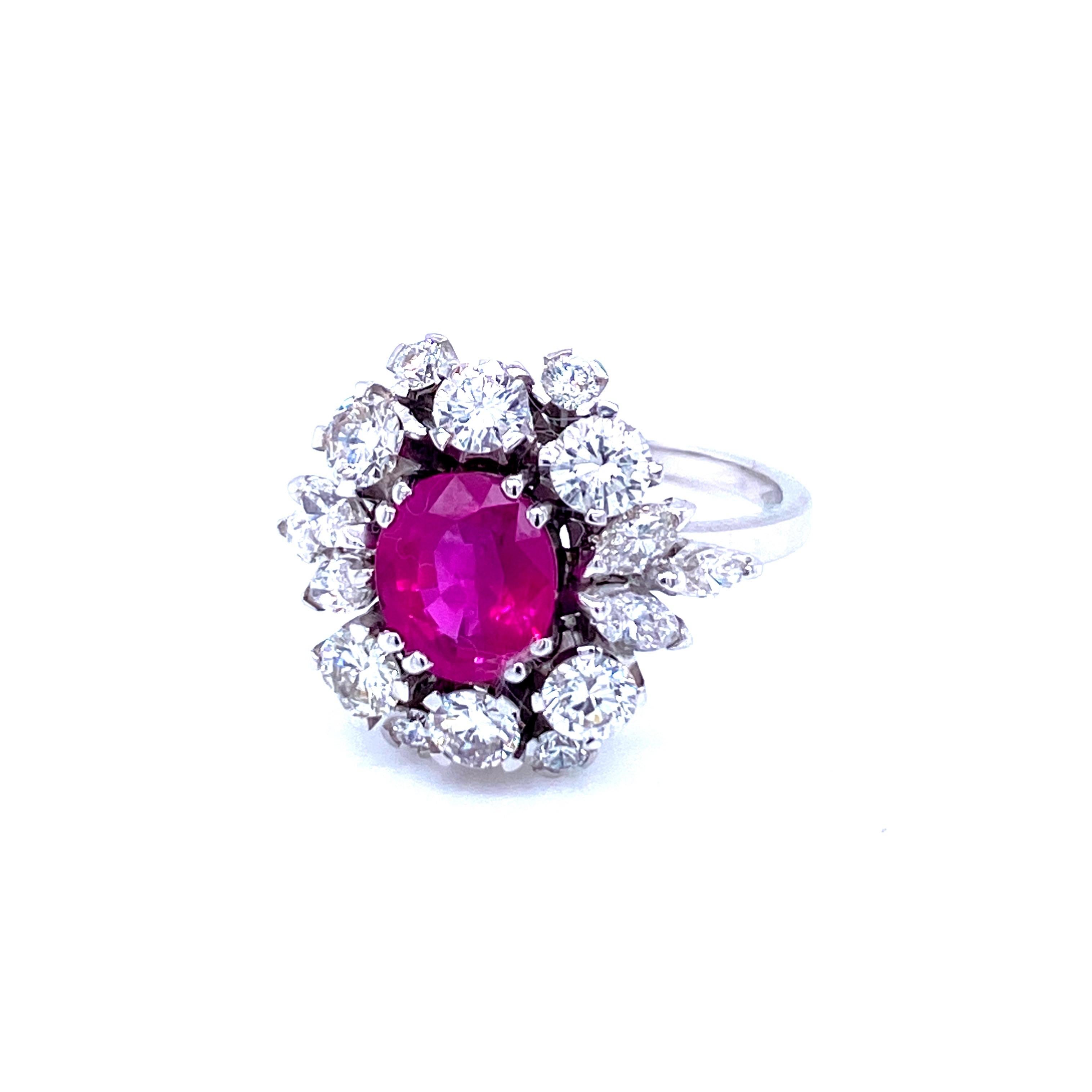 Unheated Burma Ruby Diamond Vintage Gold Cluster Ring In Excellent Condition In Napoli, Italy