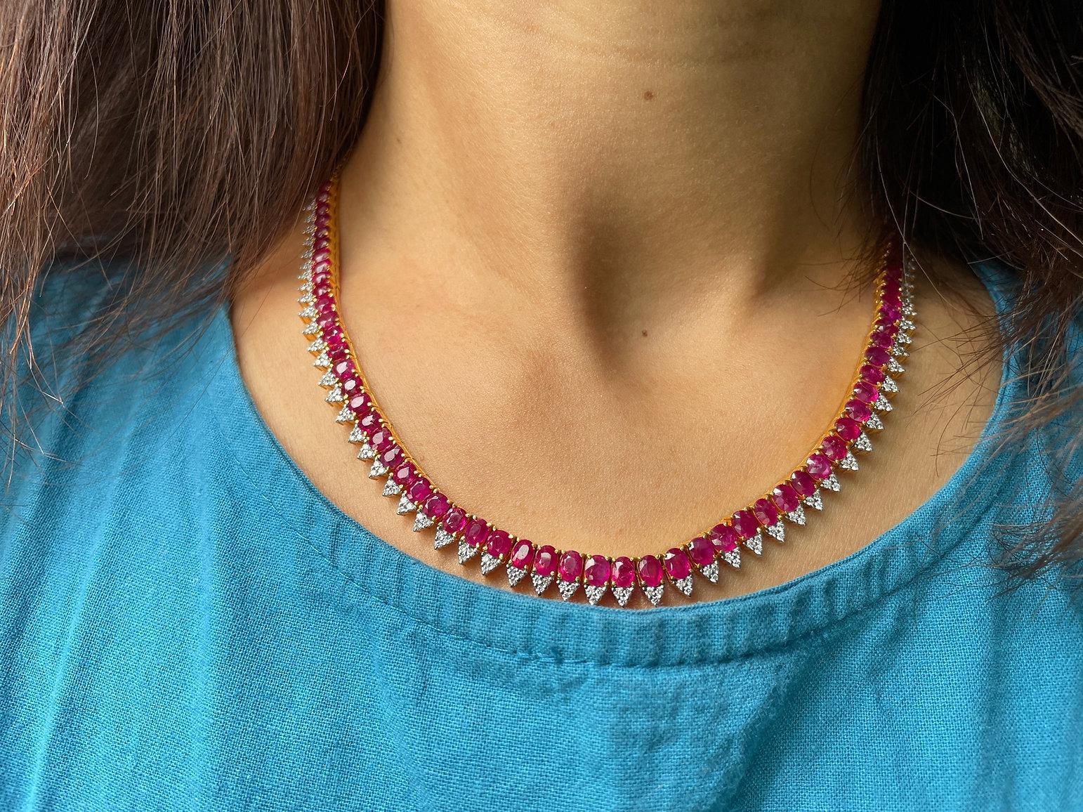 Collier de rubis de Birmanie non chauffé et de diamants naturels en or massif 18 carats Neuf à Singapore, SG