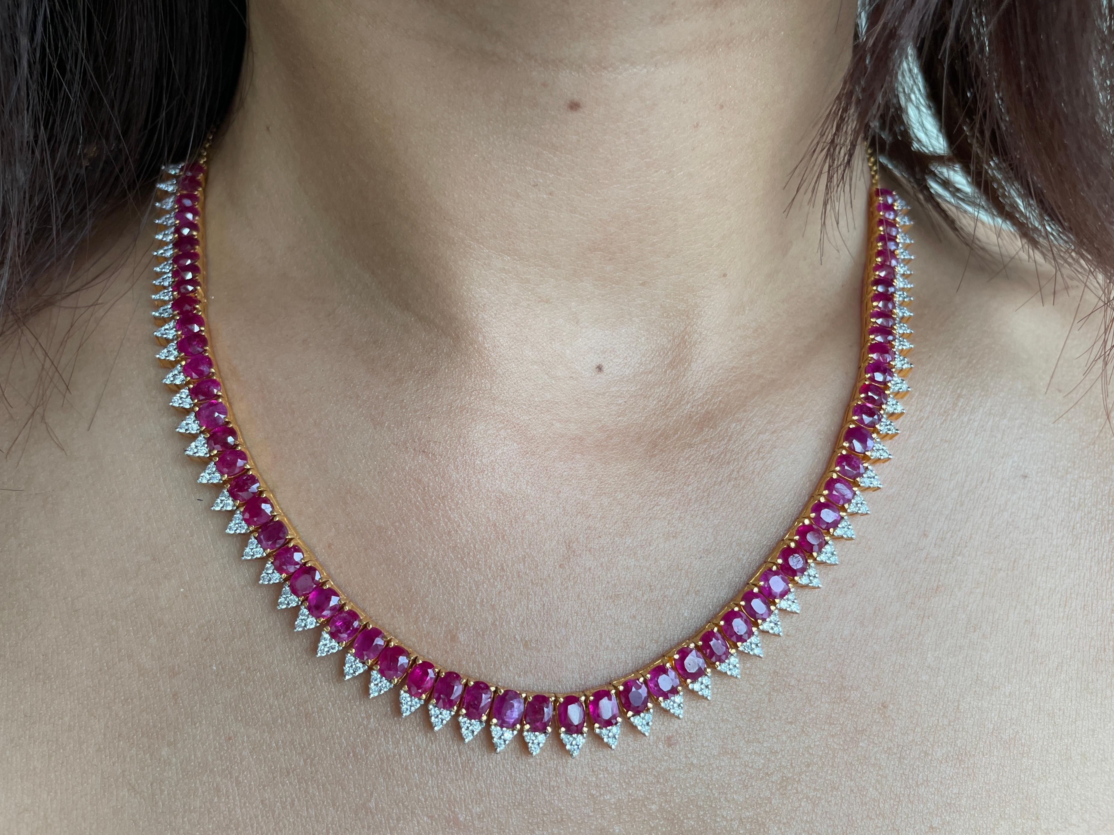 Taille ovale Collier de rubis de Birmanie non chauffé et de diamants naturels en or massif 18 carats