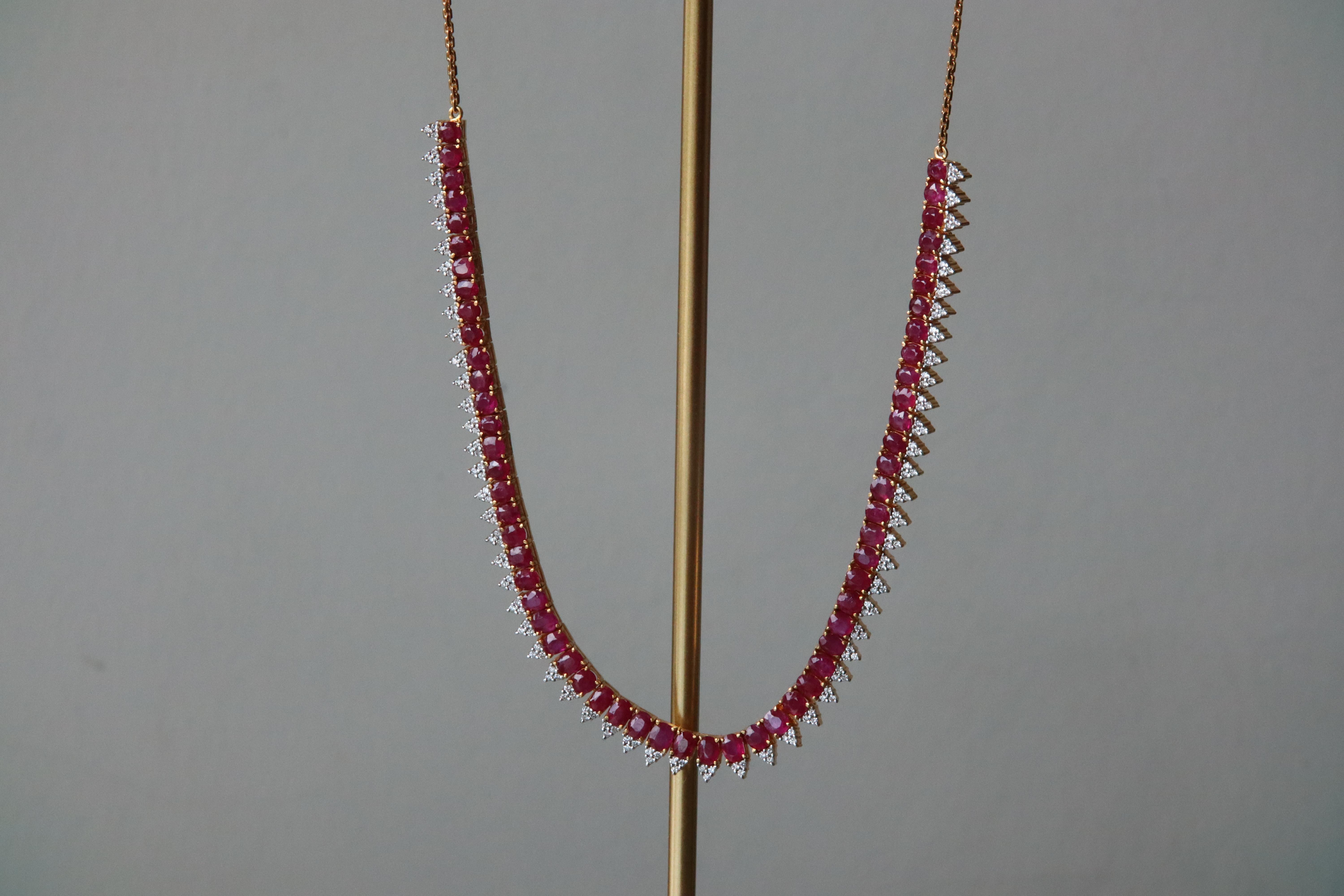 Collier de rubis de Birmanie non chauffé et de diamants naturels en or massif 18 carats en vente 1
