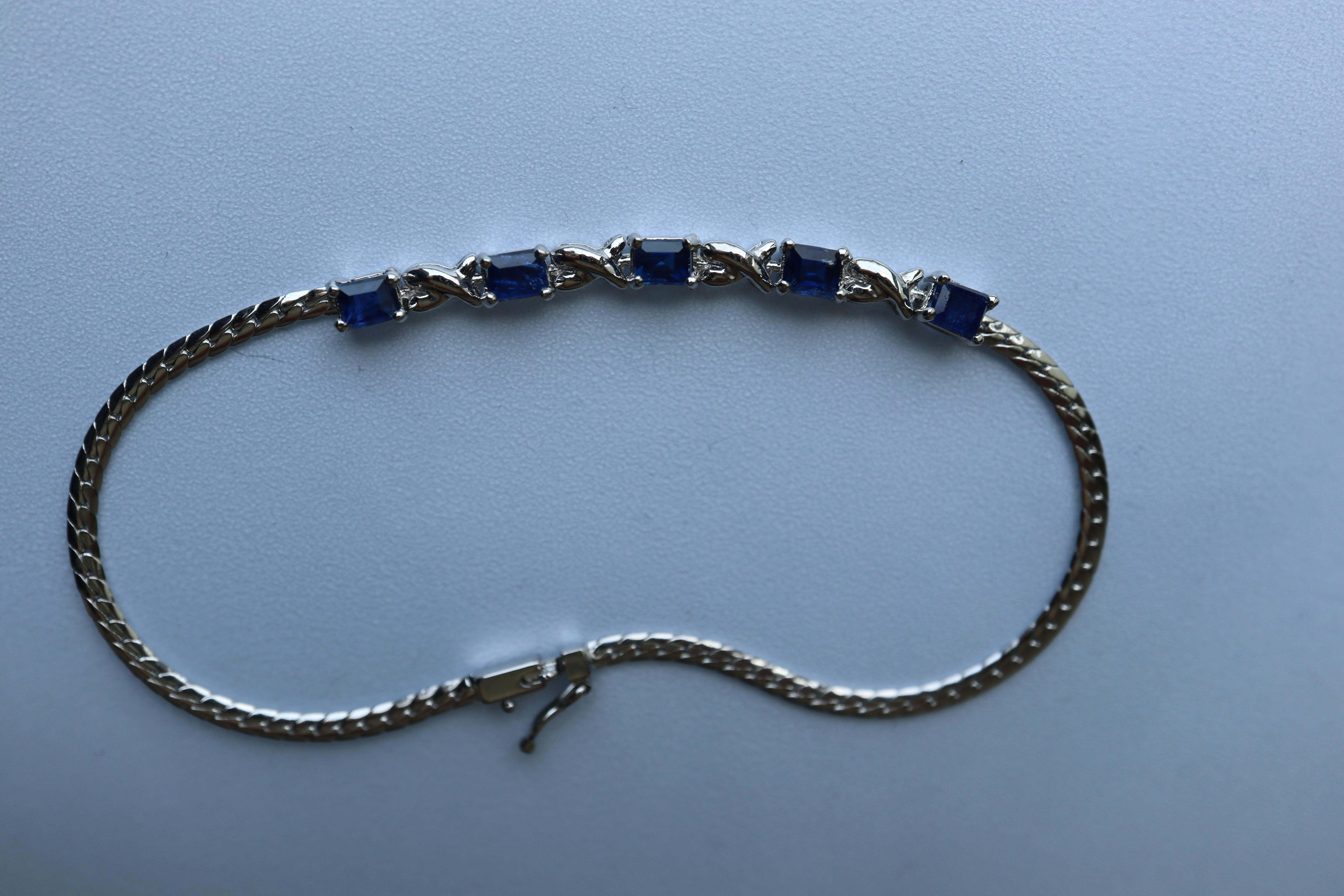 Art déco Bracelet en or blanc 18 carats avec saphir bleu birman non chauffé en vente