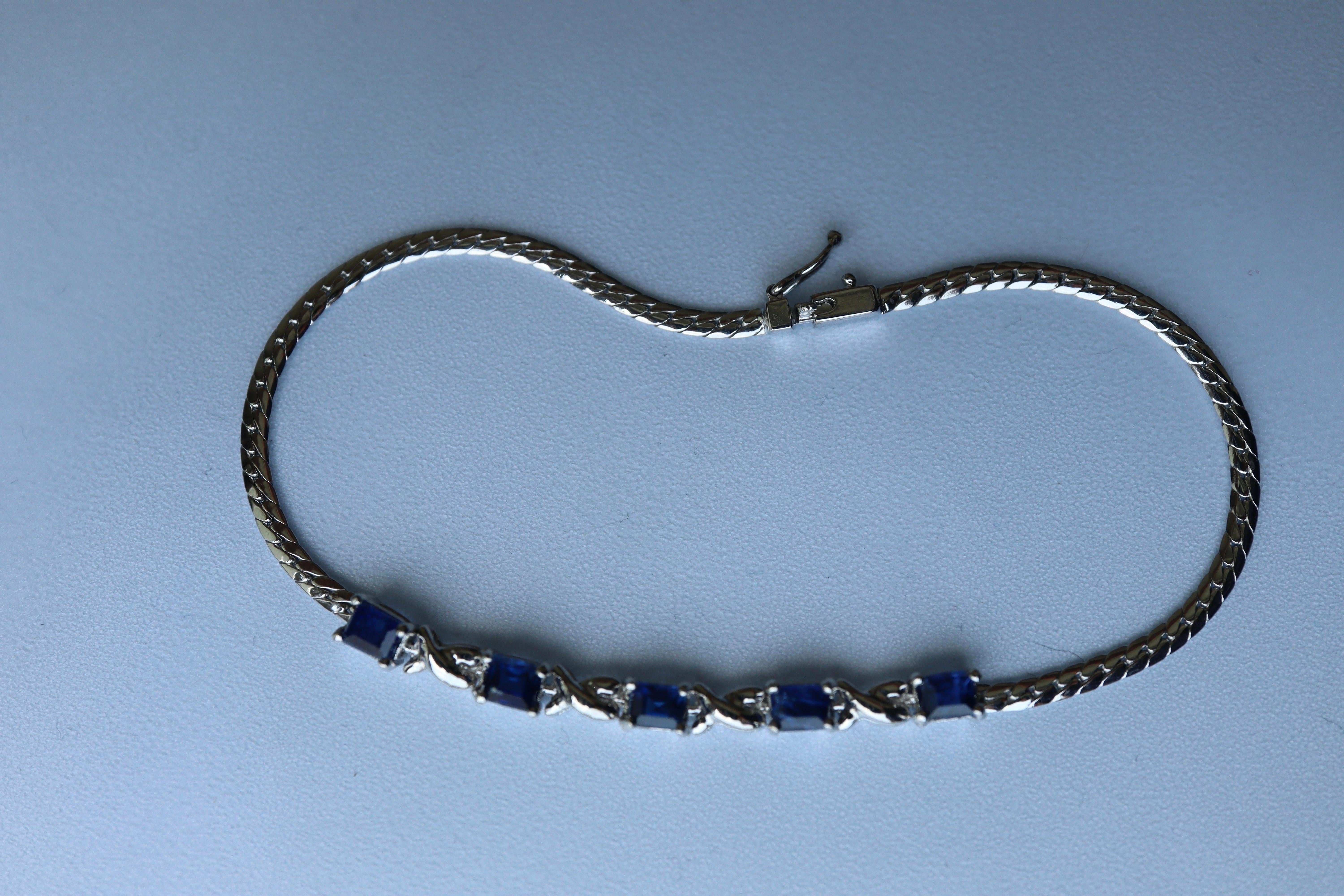 Taille carrée Bracelet en or blanc 18 carats avec saphir bleu birman non chauffé en vente