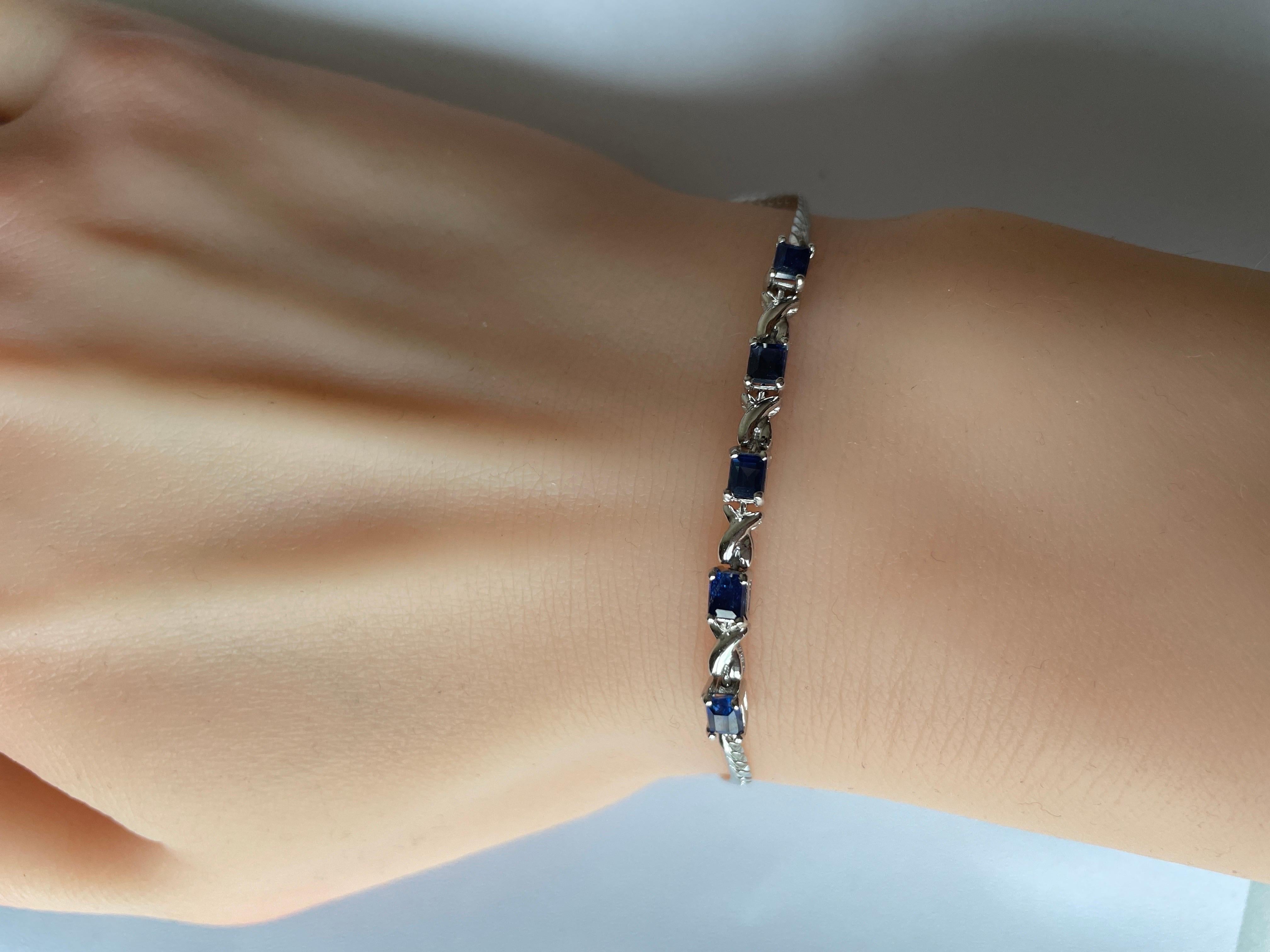 Bracelet en or blanc 18 carats avec saphir bleu birman non chauffé Pour femmes en vente