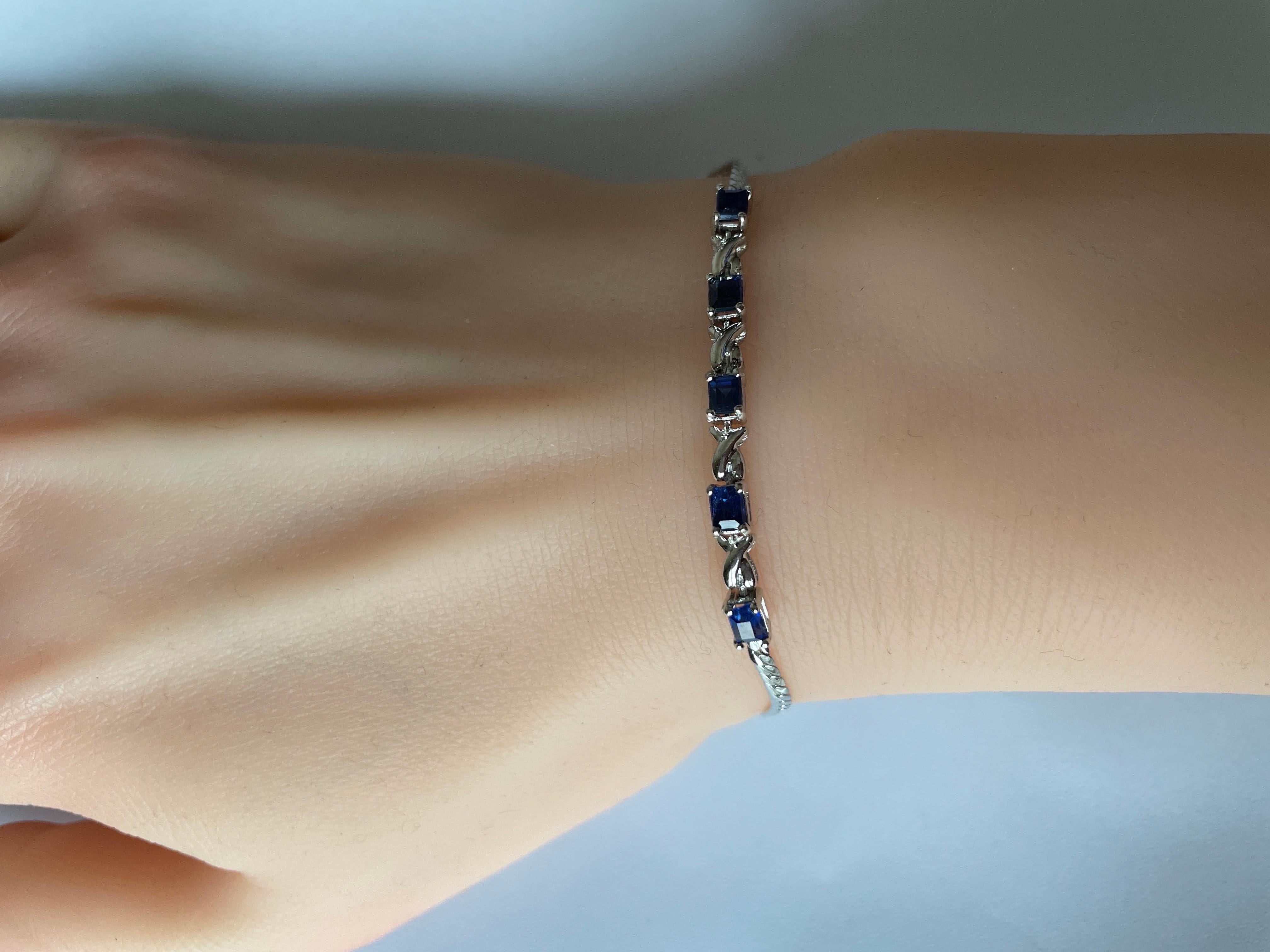 Bracelet en or blanc 18 carats avec saphir bleu birman non chauffé en vente 1