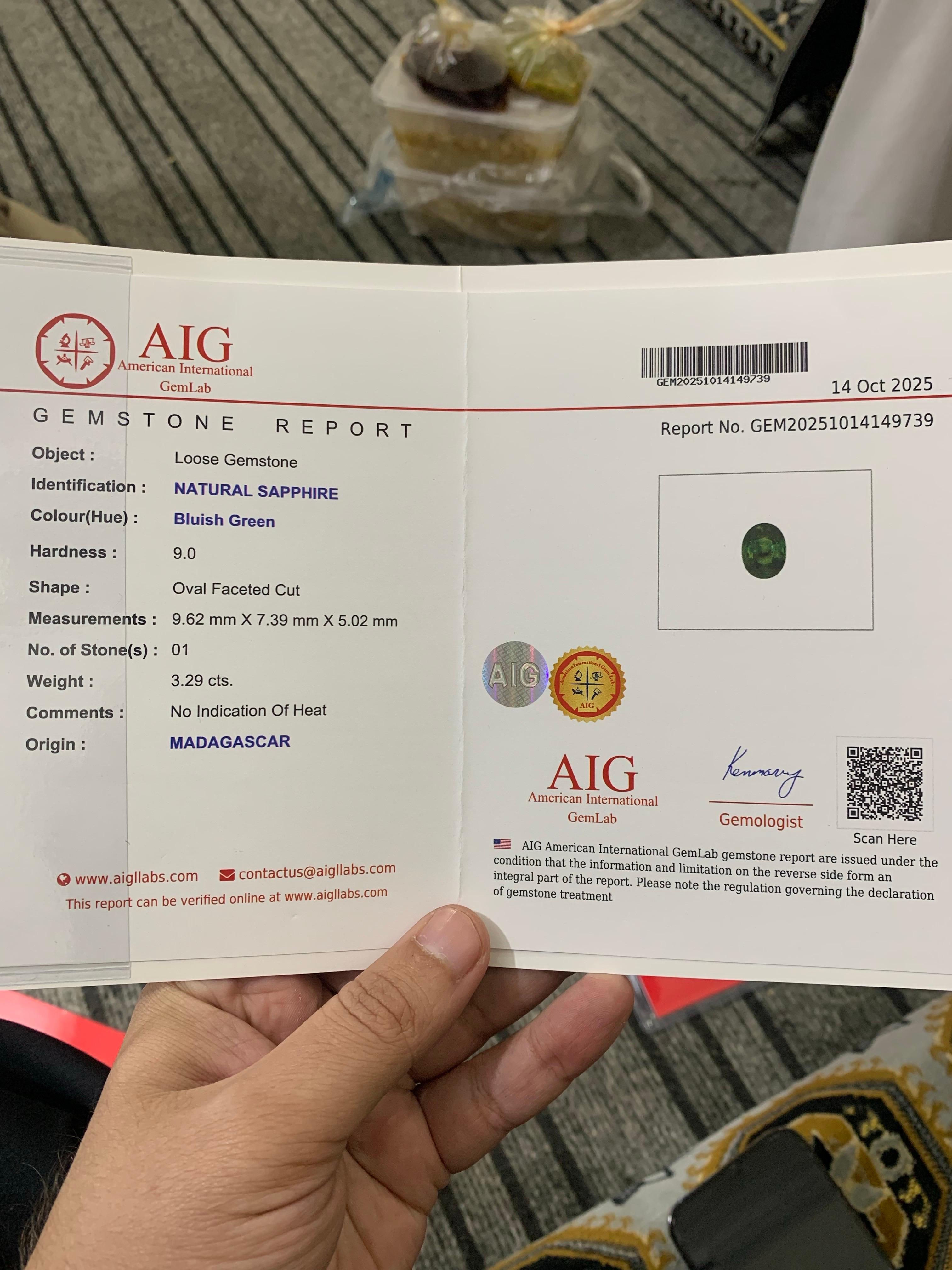 Gemma di zaffiro sciolta naturale non riscaldata certificata da 3,29 carati del Madagascar in vendita 3