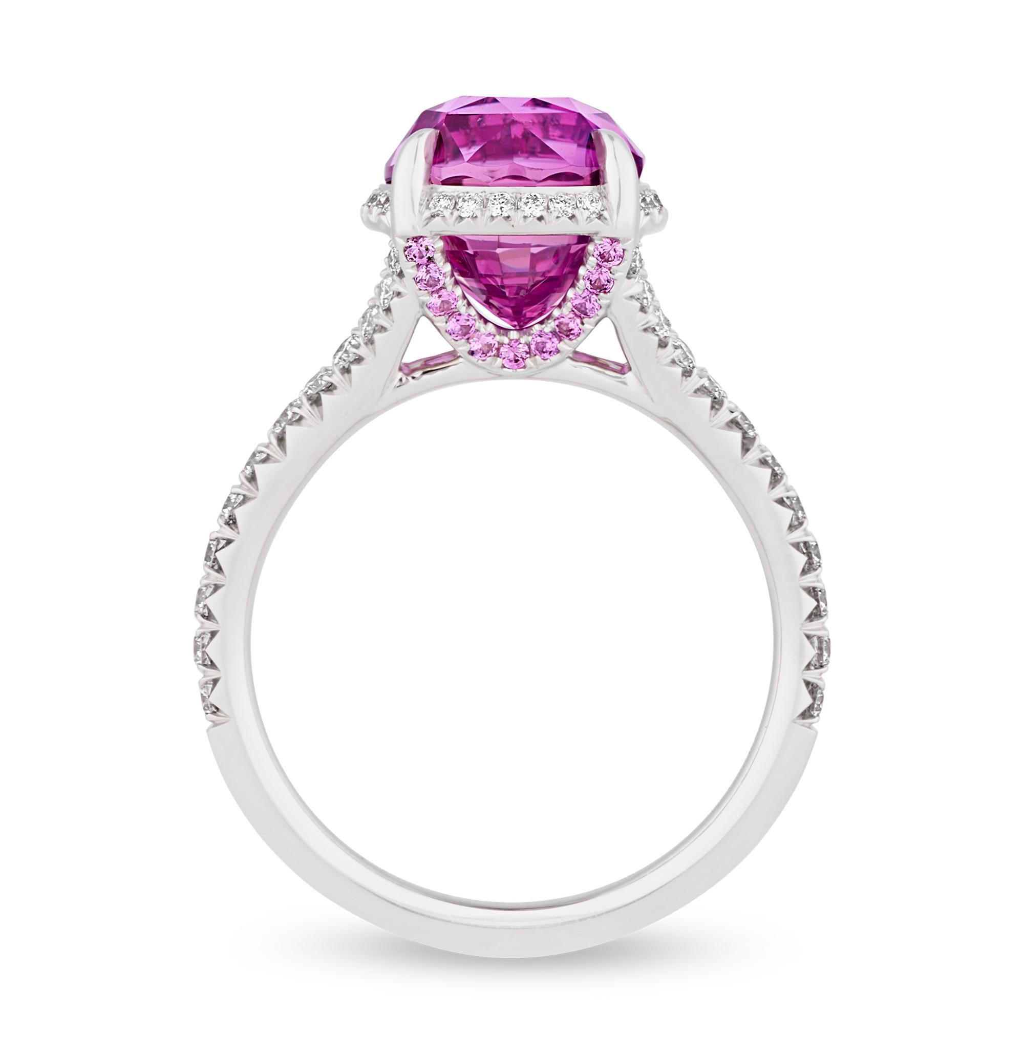 Questo zaffiro rosa di Ceylon straordinariamente vibrante da 5,02 carati rappresenta uno dei risultati più rari della natura. Mentre quasi tutti gli zaffiri rosa vengono riscaldati per aumentarne la saturazione, questo esemplare eccezionalmente