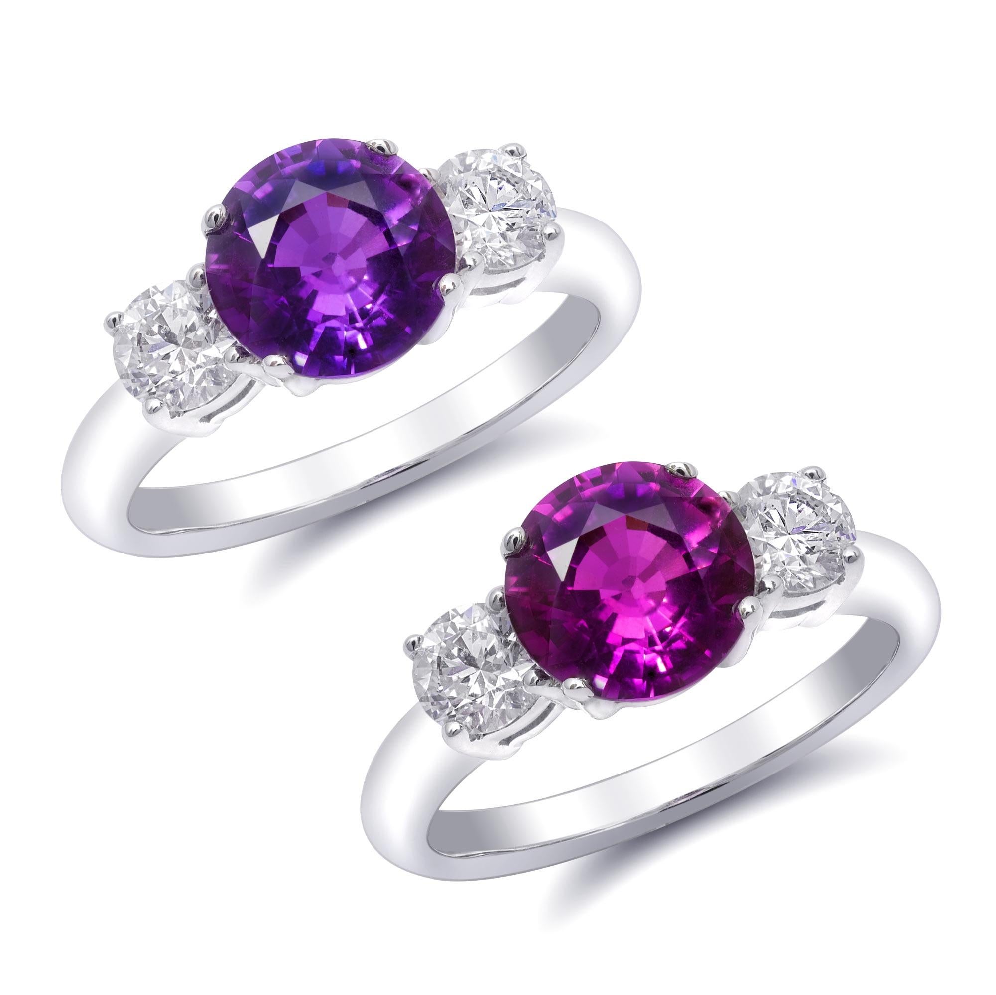 Questo zaffiro color change non trattato del peso di 2,09 carati è uno schianto assoluto. Incastonata con un accento di diamanti su entrambi i lati, la pietra centrale è stata messa in risalto al massimo delle sue potenzialità. Realizzato a mano in