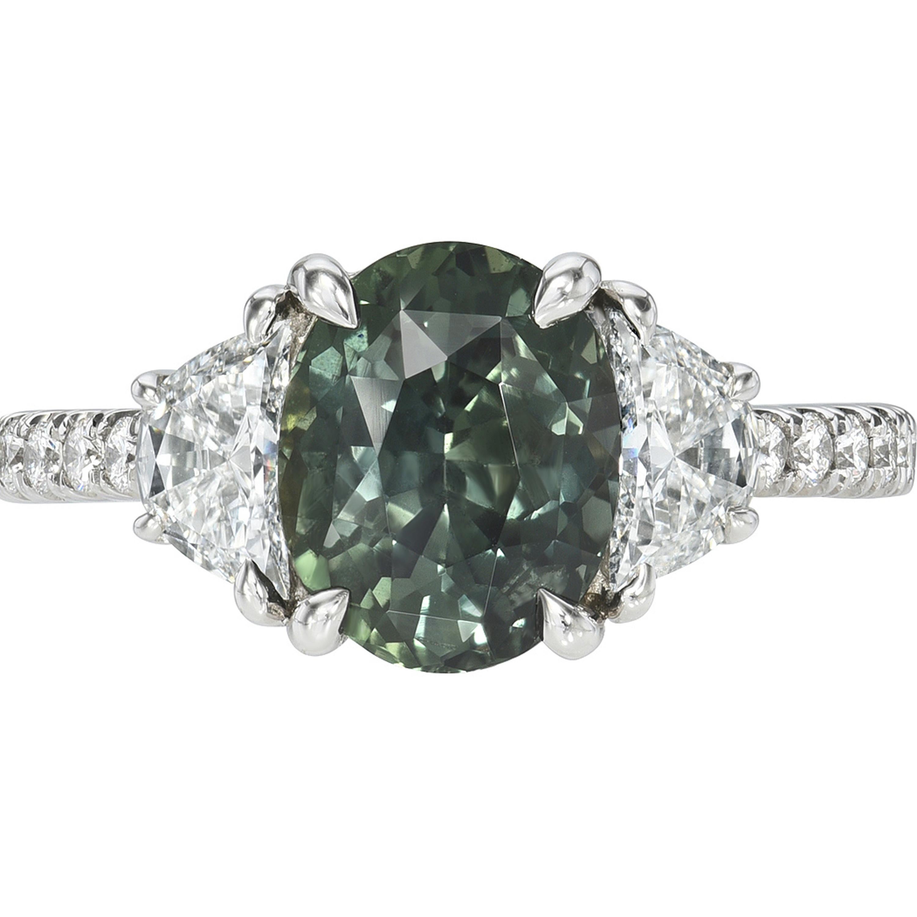 Bague à trois pierres, saphir vert non chauffé et diamant ovale, naturel et non chauffé en vente 1