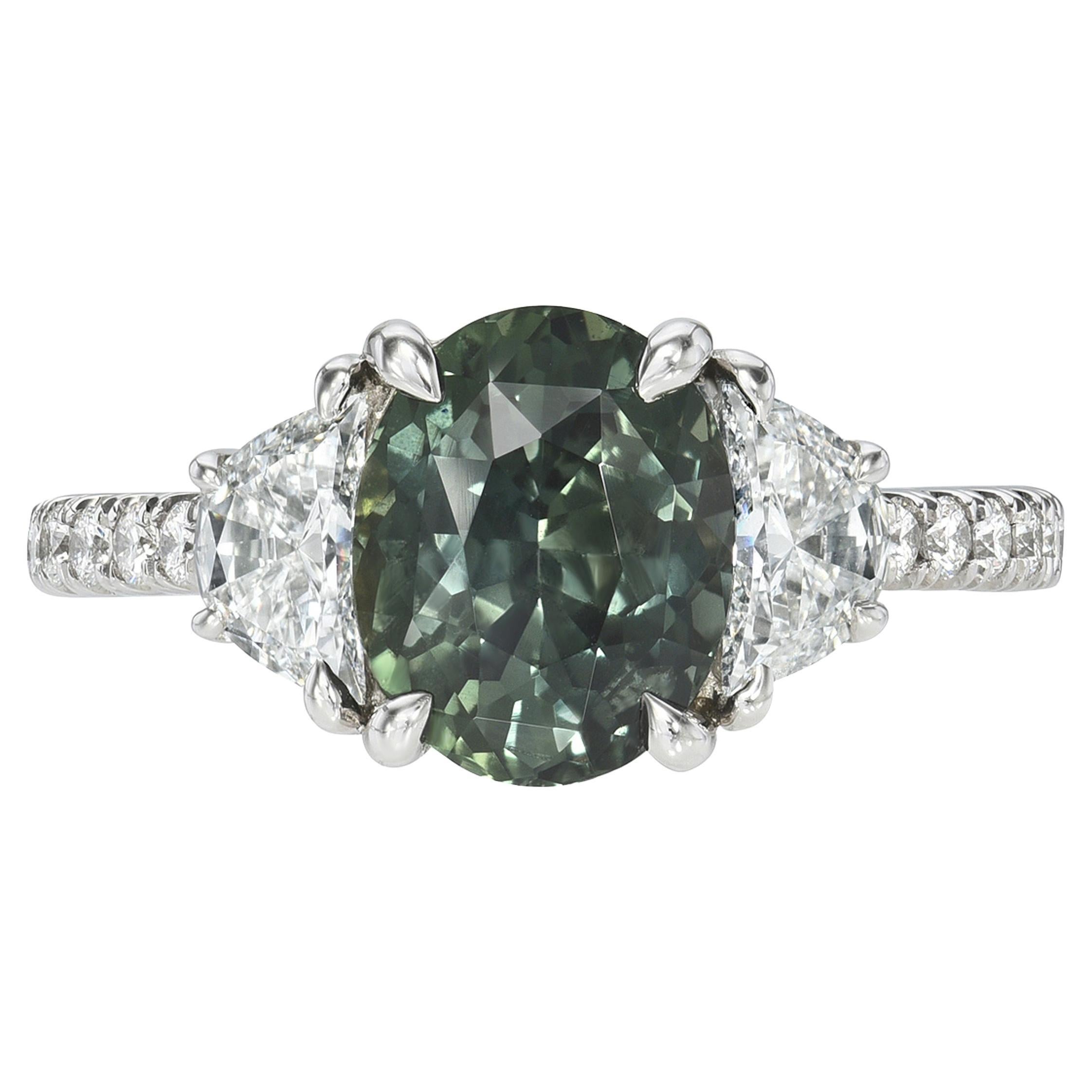 Bague à trois pierres, saphir vert non chauffé et diamant ovale, naturel et non chauffé