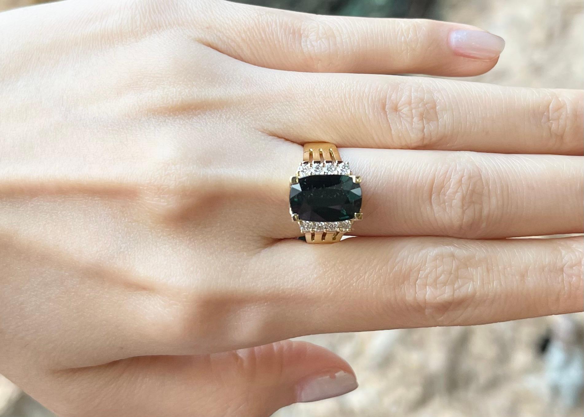 Ring mit unerhitztem grünem Saphir und Diamant in 18 Karat Goldfassungen gefasst (Zeitgenössisch) im Angebot
