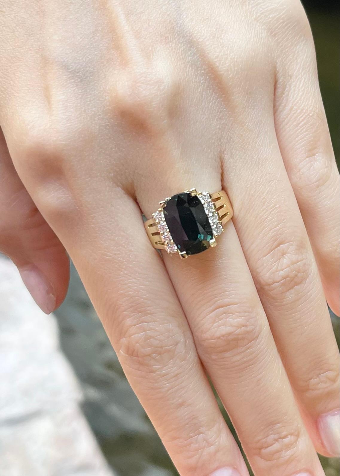 Ring mit unerhitztem grünem Saphir und Diamant in 18 Karat Goldfassungen gefasst (Kissenschliff) im Angebot