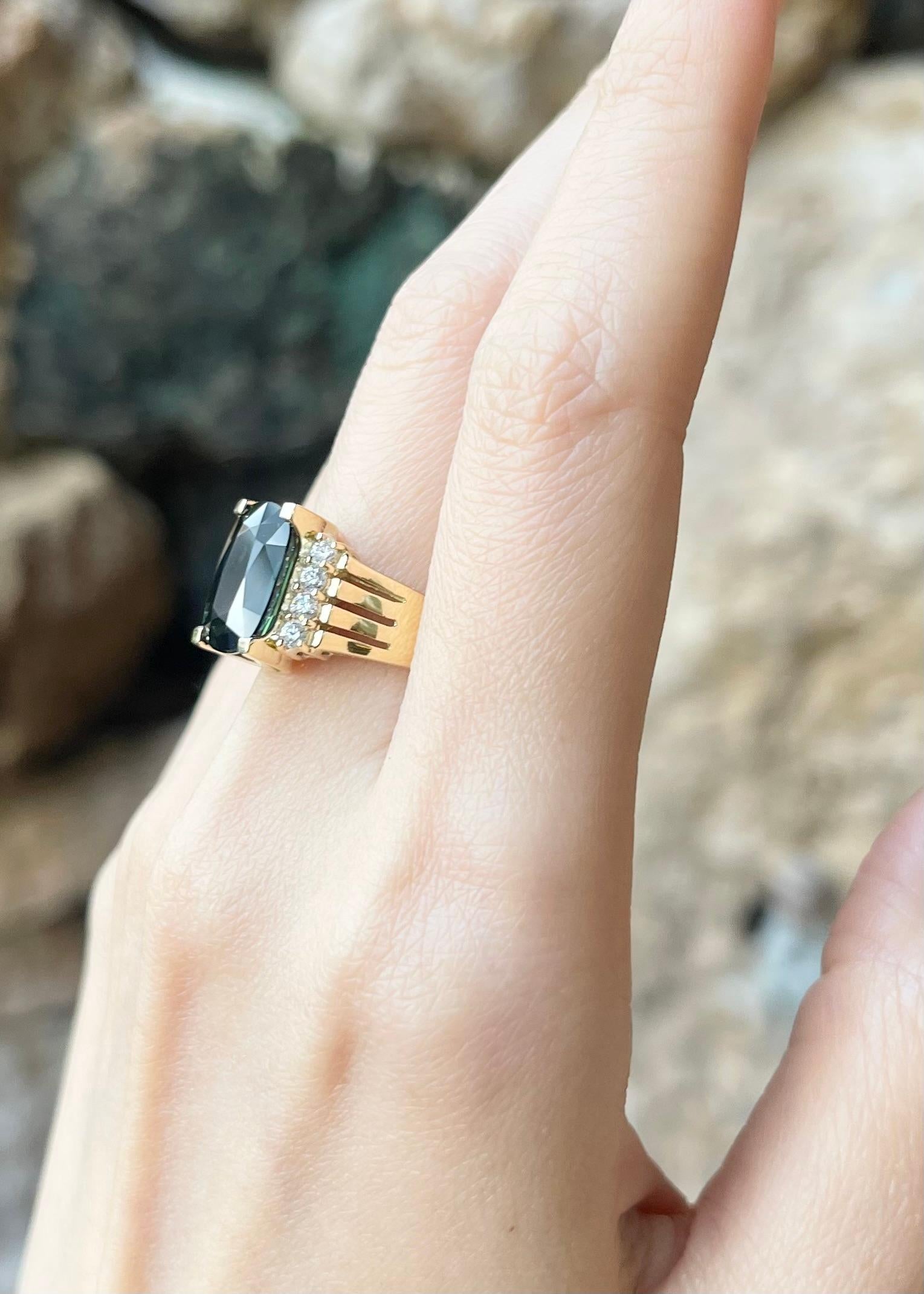 Ring mit unerhitztem grünem Saphir und Diamant in 18 Karat Goldfassungen gefasst im Zustand „Neu“ im Angebot in Bangkok, TH