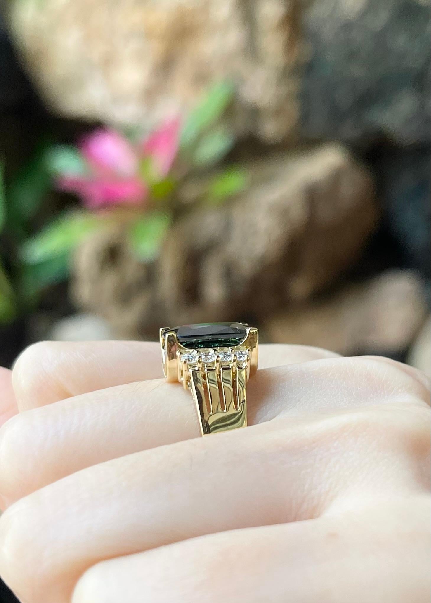 Ring mit unerhitztem grünem Saphir und Diamant in 18 Karat Goldfassungen gefasst im Angebot 1