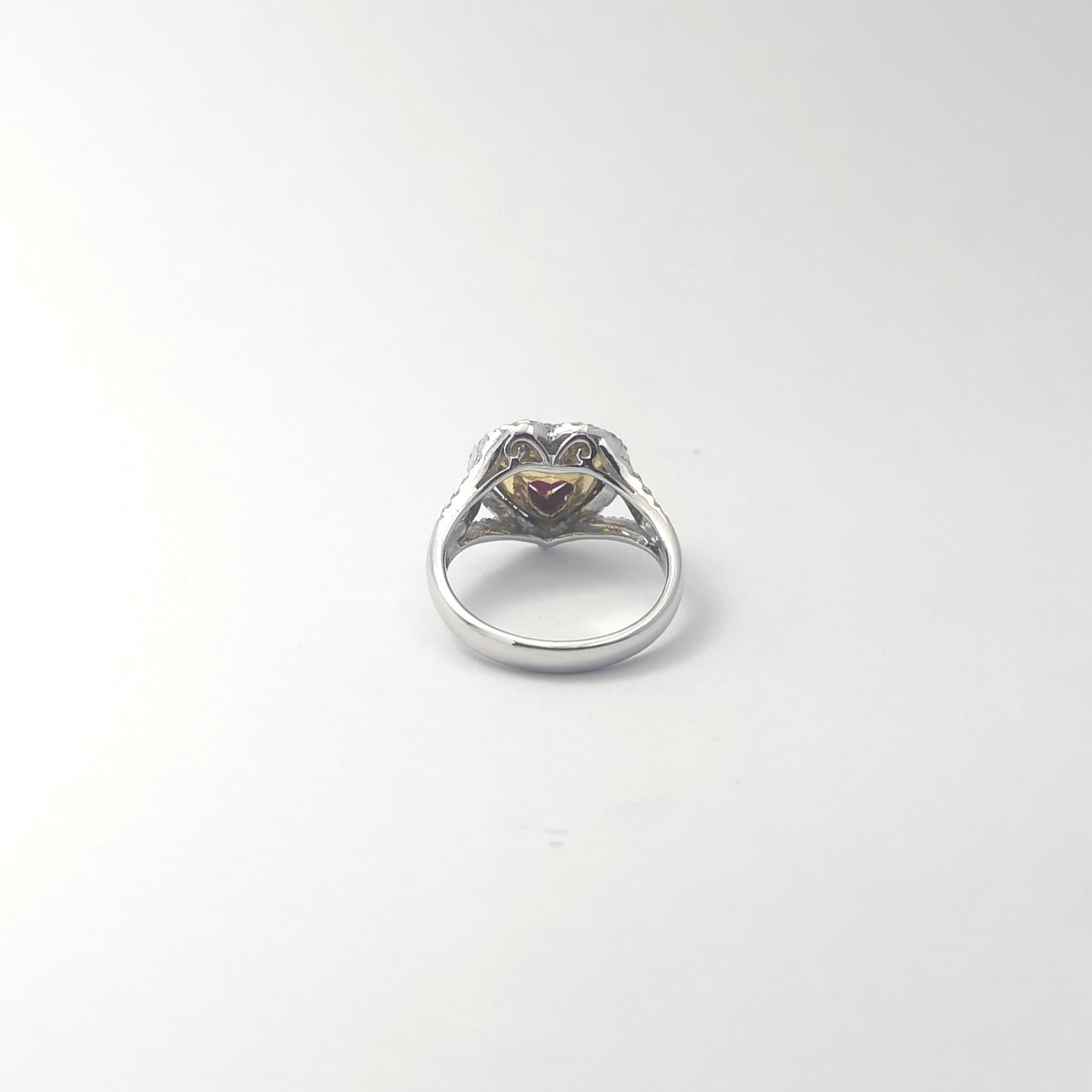 Unerhitzter herzförmiger burmesischer Rubin mit Diamantring in 18K Weißgold im Angebot 4
