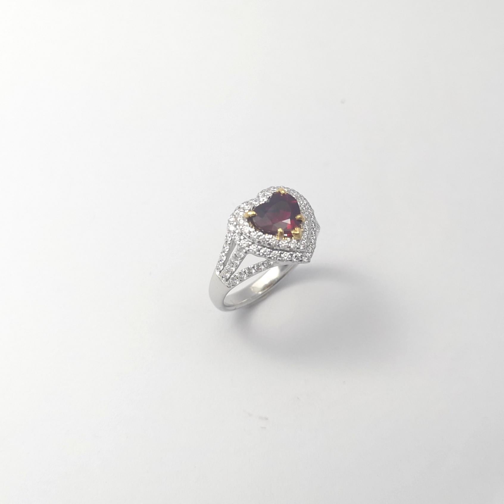 Unerhitzter herzförmiger burmesischer Rubin mit Diamantring in 18K Weißgold im Angebot 5