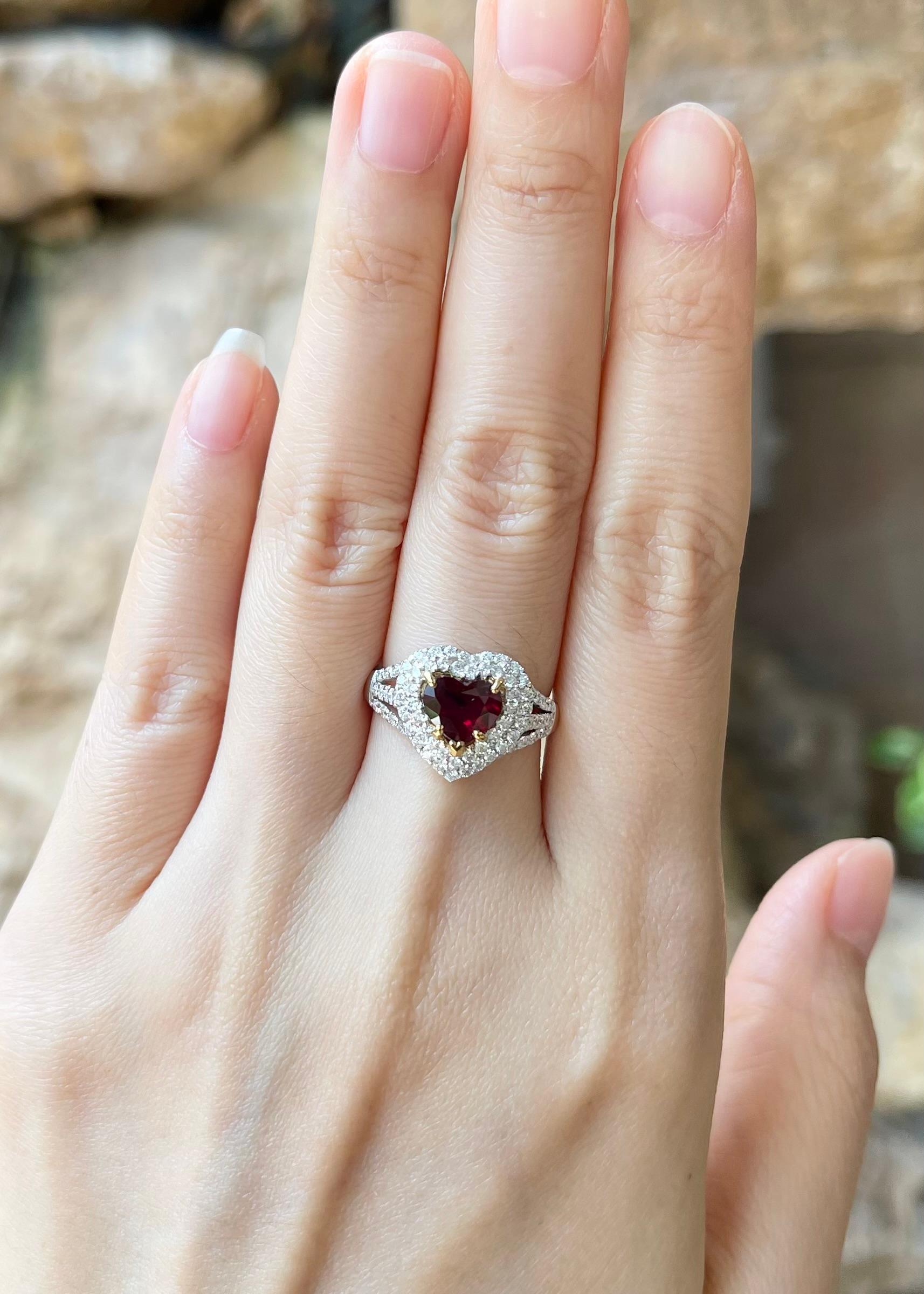 Unerhitzter birmanischer Rubin 1,29 Karat mit Diamant 0,65 Karat Ring in 18K Weißgoldfassung

Breite:  1.1 cm 
Länge: 1,2 cm
Ringgröße: 54
Gesamtgewicht: 4.54 Gramm


