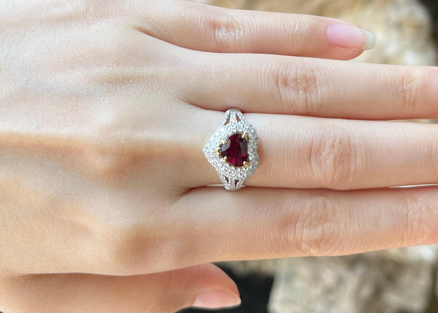 Unerhitzter herzförmiger burmesischer Rubin mit Diamantring in 18K Weißgold (Zeitgenössisch) im Angebot