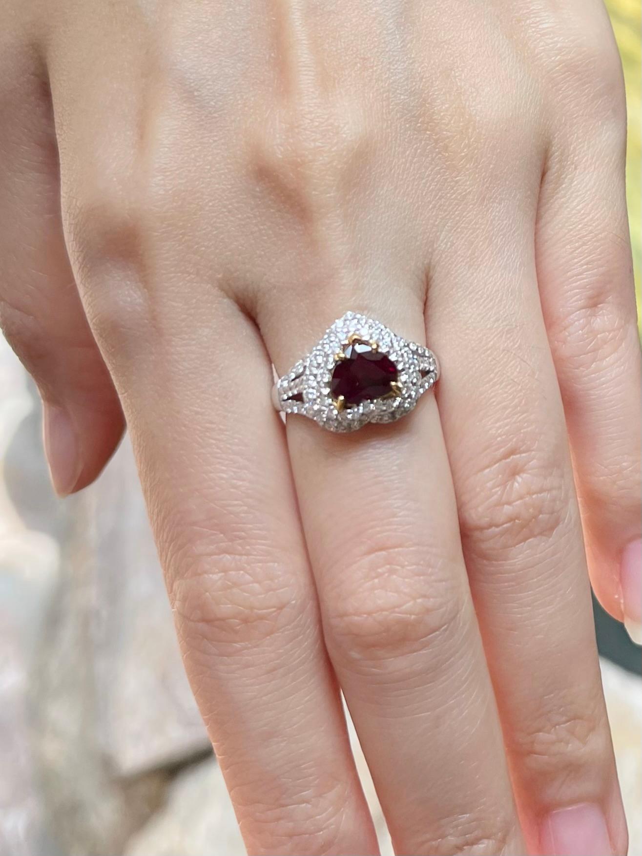 Unerhitzter herzförmiger burmesischer Rubin mit Diamantring in 18K Weißgold (Herzschliff) im Angebot