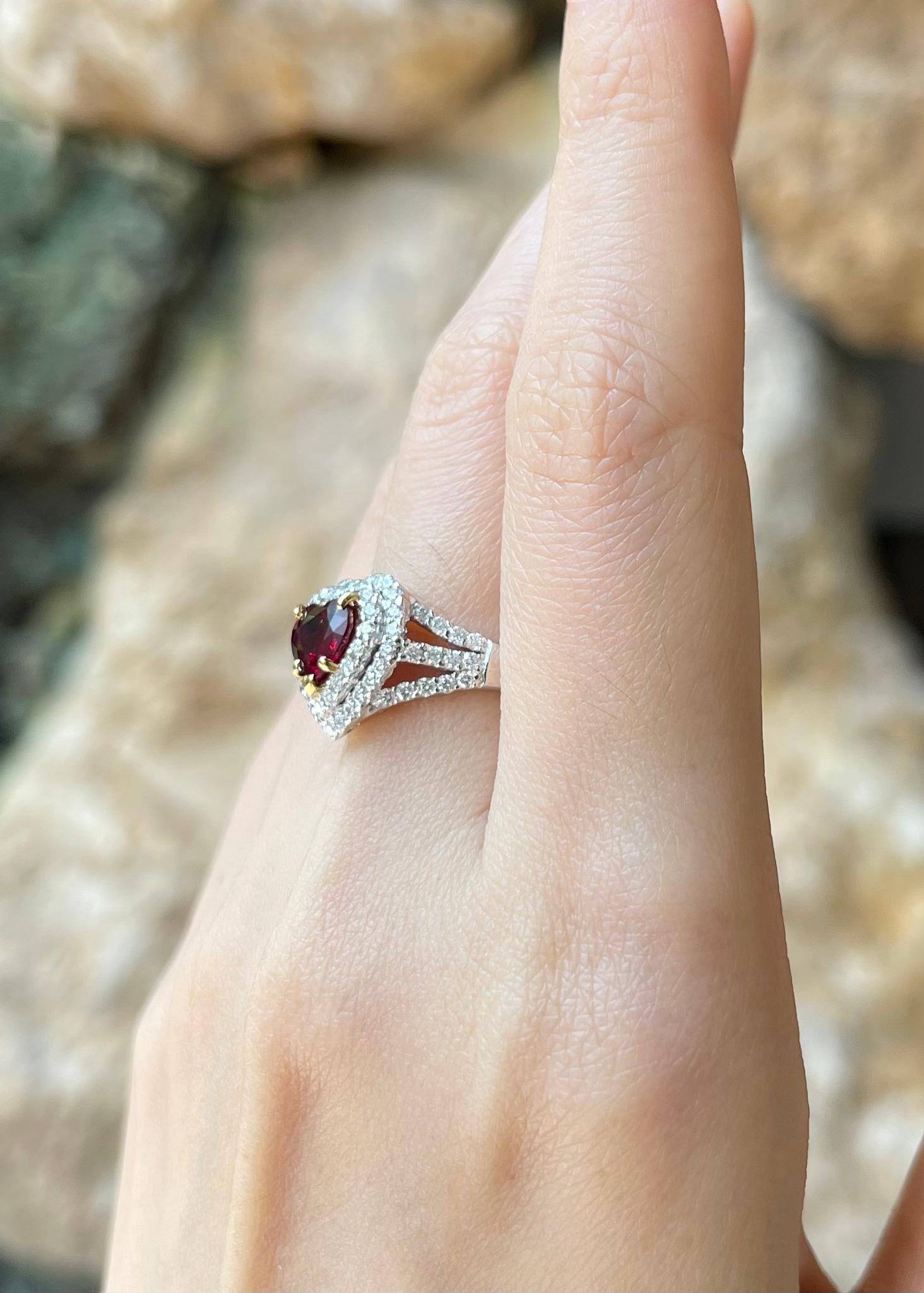 Unerhitzter herzförmiger burmesischer Rubin mit Diamantring in 18K Weißgold im Zustand „Neu“ im Angebot in Bangkok, TH