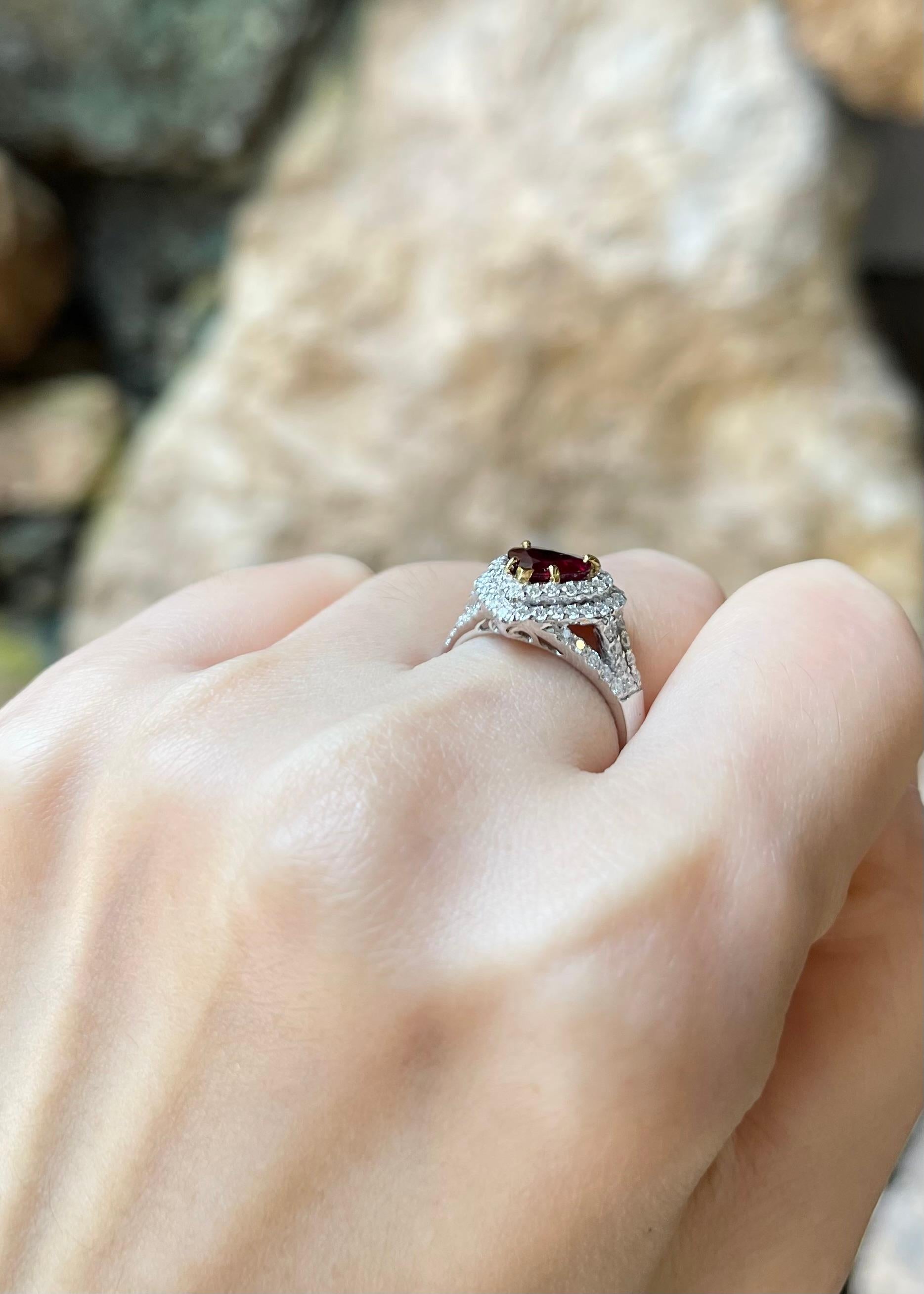 Unerhitzter herzförmiger burmesischer Rubin mit Diamantring in 18K Weißgold Damen im Angebot