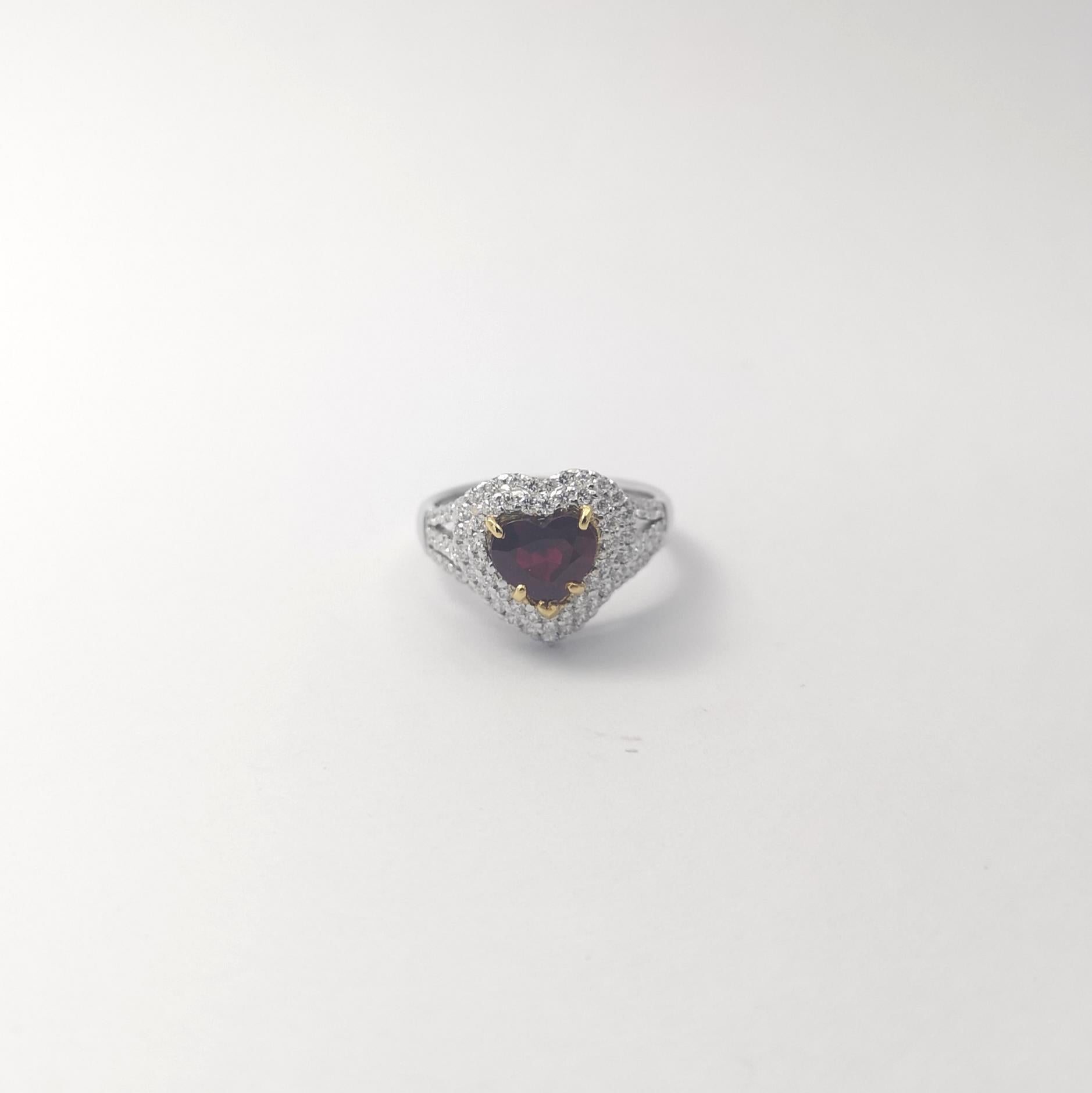 Unerhitzter herzförmiger burmesischer Rubin mit Diamantring in 18K Weißgold im Angebot 1