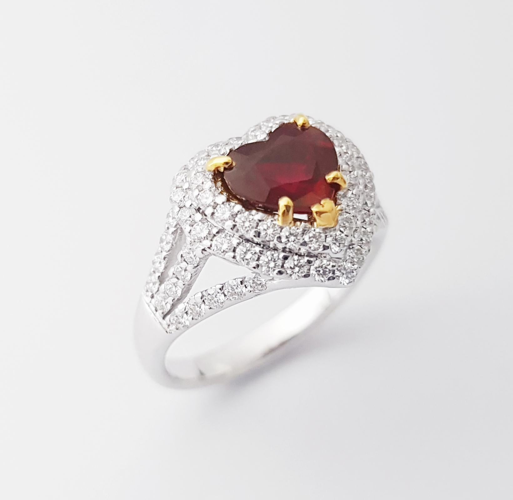 Unerhitzter herzförmiger burmesischer Rubin mit Diamantring in 18K Weißgold im Angebot 2