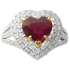 Unerhitzter herzförmiger burmesischer Rubin mit Diamantring in 18K Weißgold