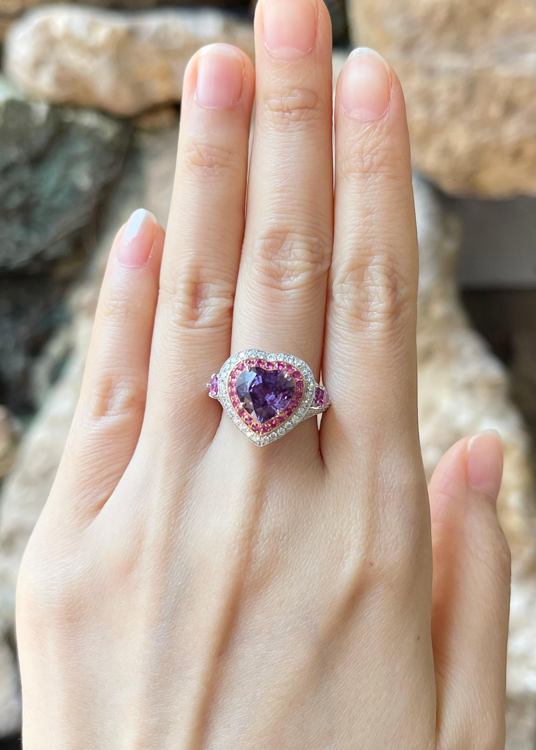 Saphir violet non chauffé 4,09 carats, saphir rose 0,86 carats, diamant 0,82 carat et saphir rose 0,29 carat Bague en or blanc/rosé 18 carats

Largeur :  1,7 cm 
Longueur : 1,6 cm
Taille de l'anneau : 52
Poids total : 12.0 gramme

