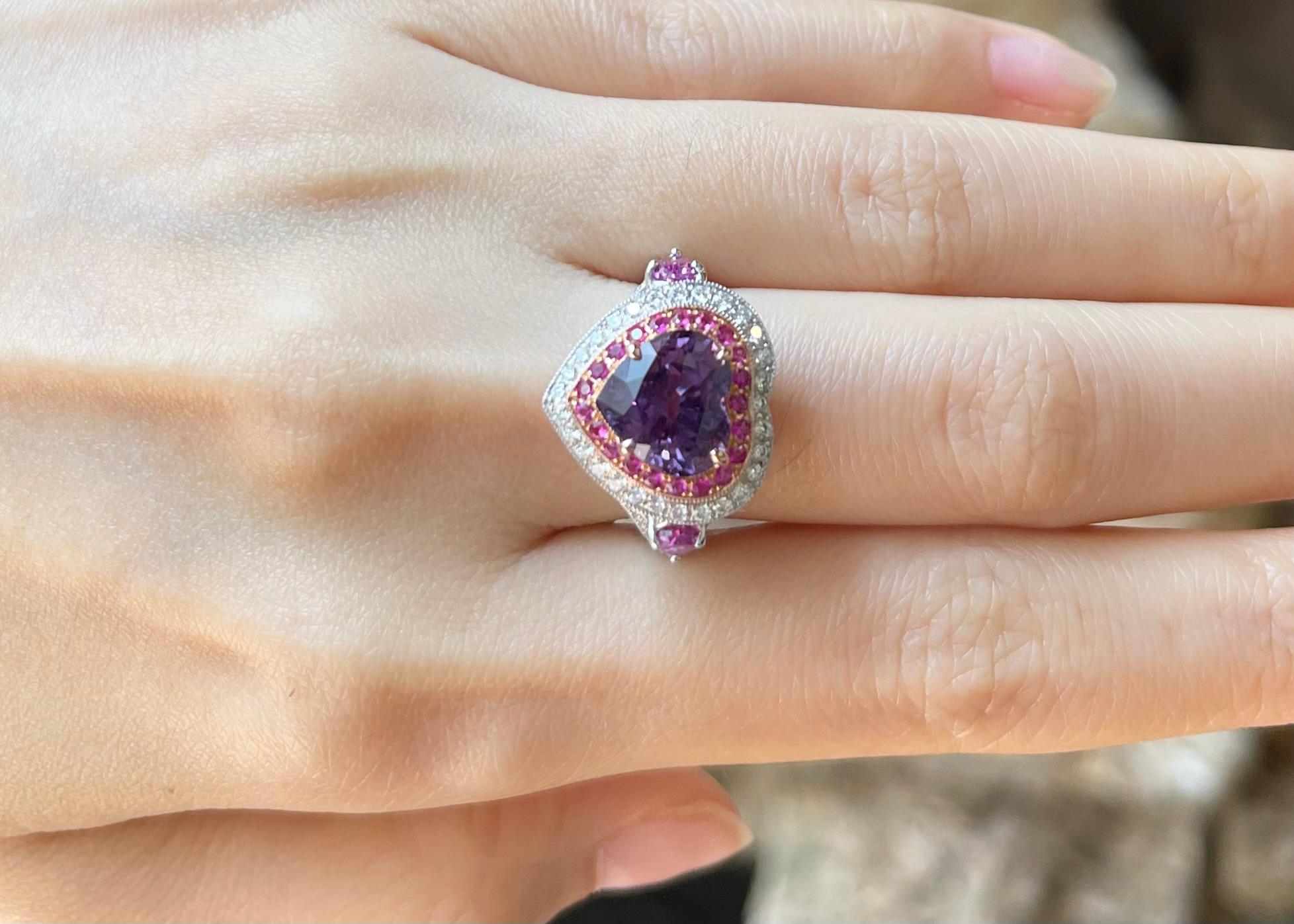 Contemporain Bague en or 18 carats en forme de cœur non chauffé, saphir violet, saphir rose et diamant en vente