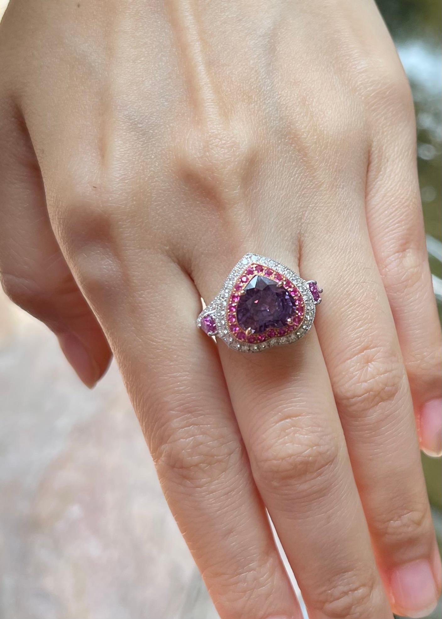 Taille cœur Bague en or 18 carats en forme de cœur non chauffé, saphir violet, saphir rose et diamant en vente