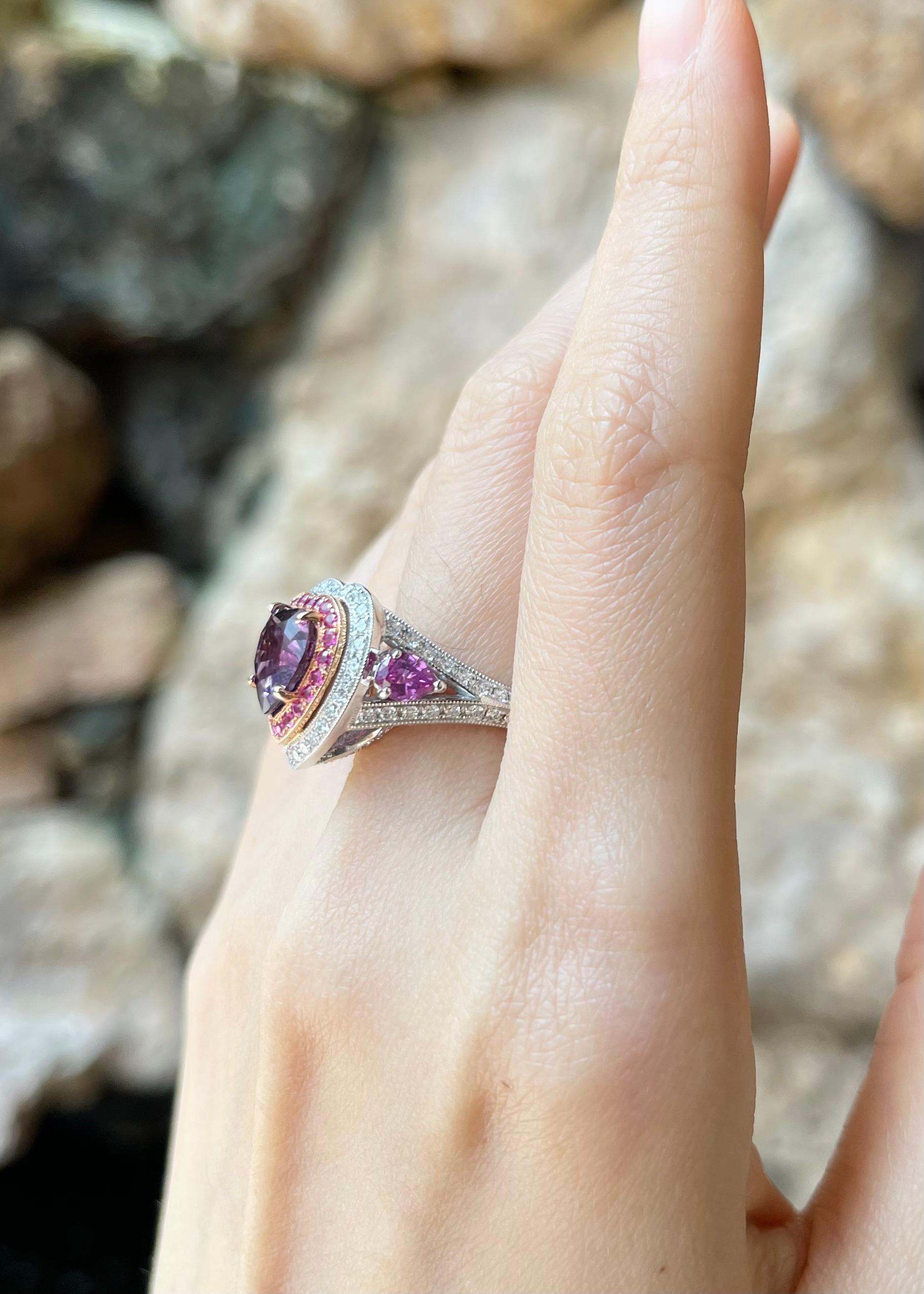 Bague en or 18 carats en forme de cœur non chauffé, saphir violet, saphir rose et diamant Neuf - En vente à Bangkok, TH