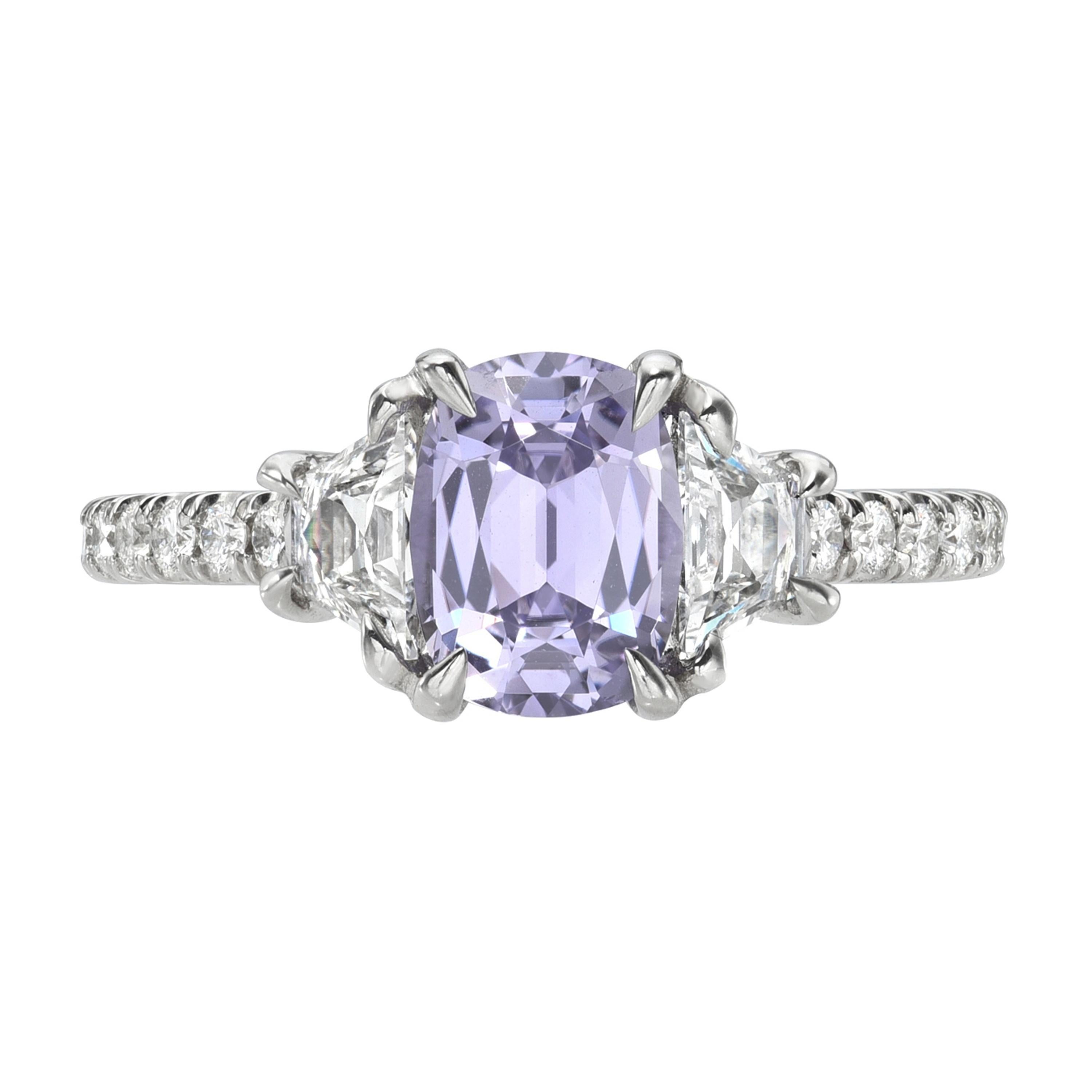 Anello di fidanzamento in platino con zaffiro lavanda non riscaldato, trapezio e diamanti rotondi in vendita 1