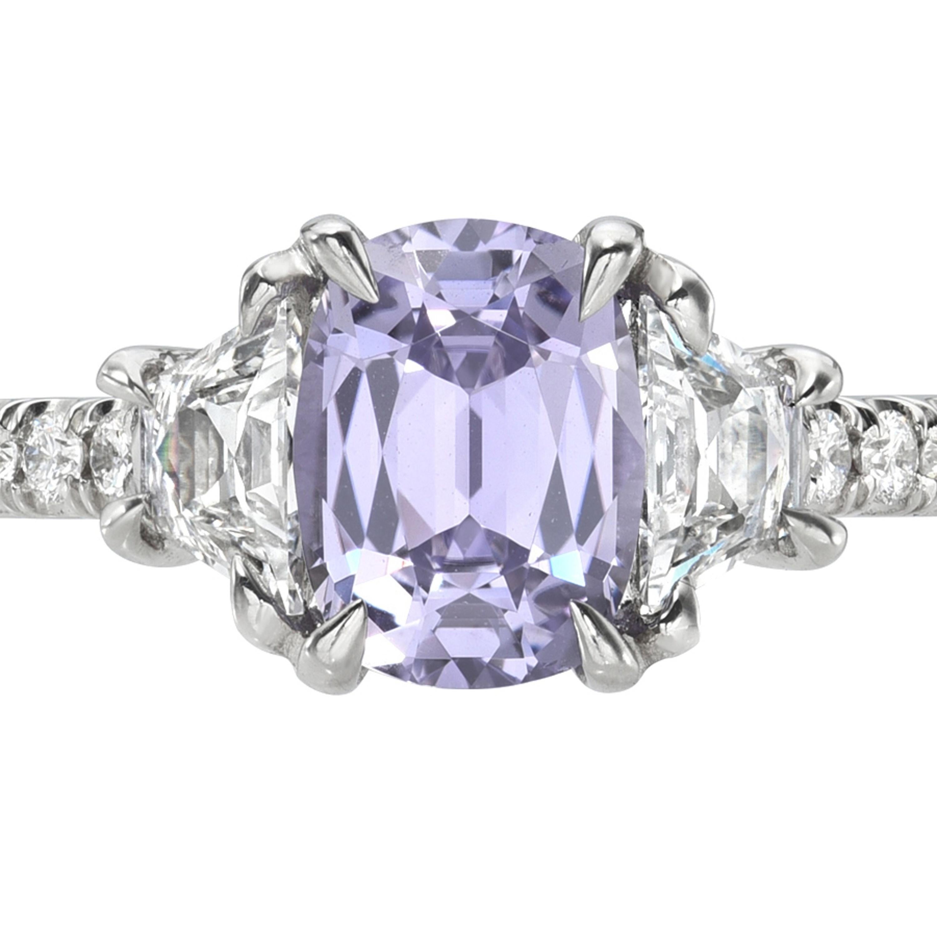 Anello di fidanzamento in platino con zaffiro lavanda non riscaldato, trapezio e diamanti rotondi in vendita 2
