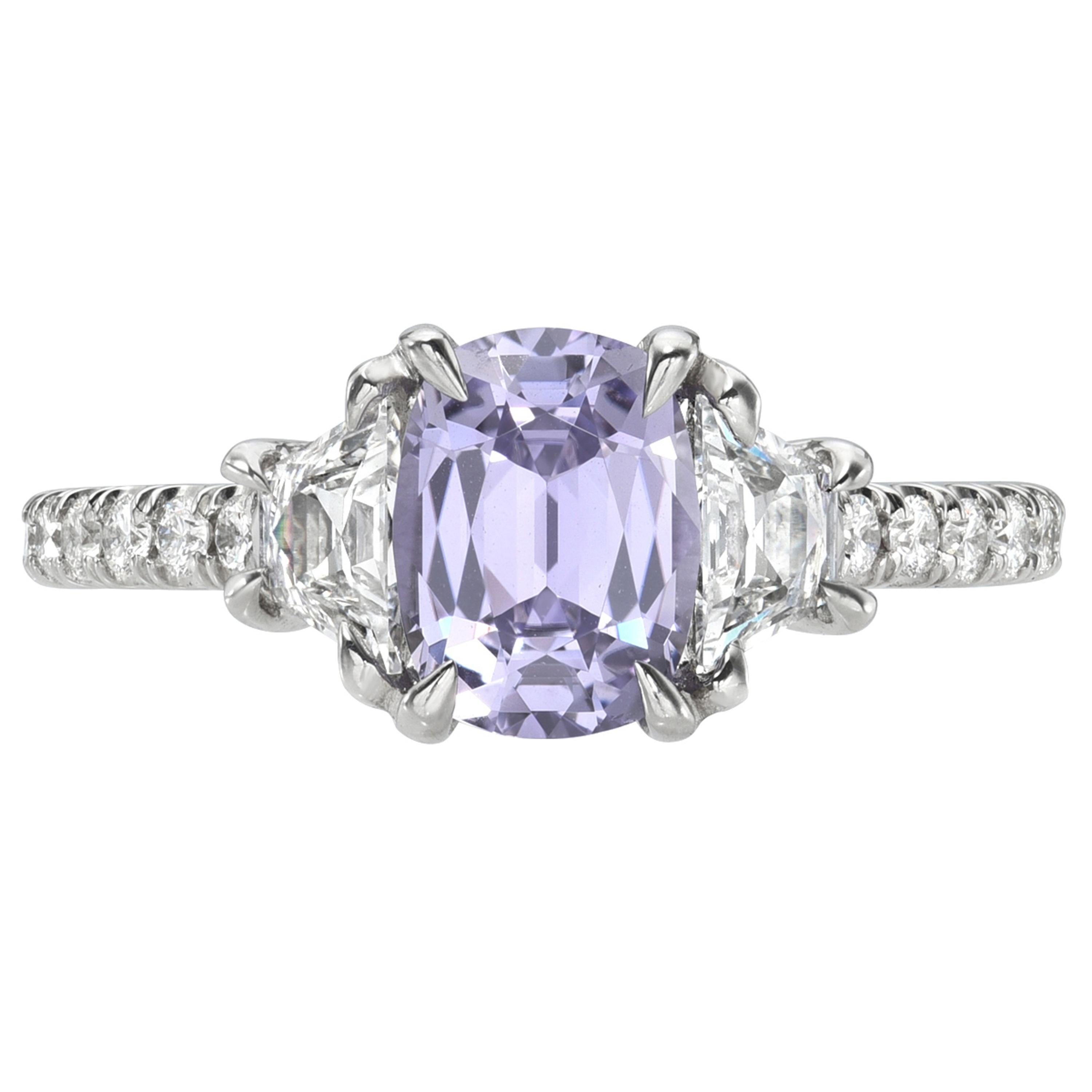 Anello di fidanzamento in platino con zaffiro lavanda non riscaldato, trapezio e diamanti rotondi in vendita 3