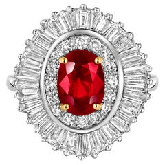 Anello con rubino ovale non riscaldato del Mozambico e diamanti a raggiera in oro bianco 18 carati